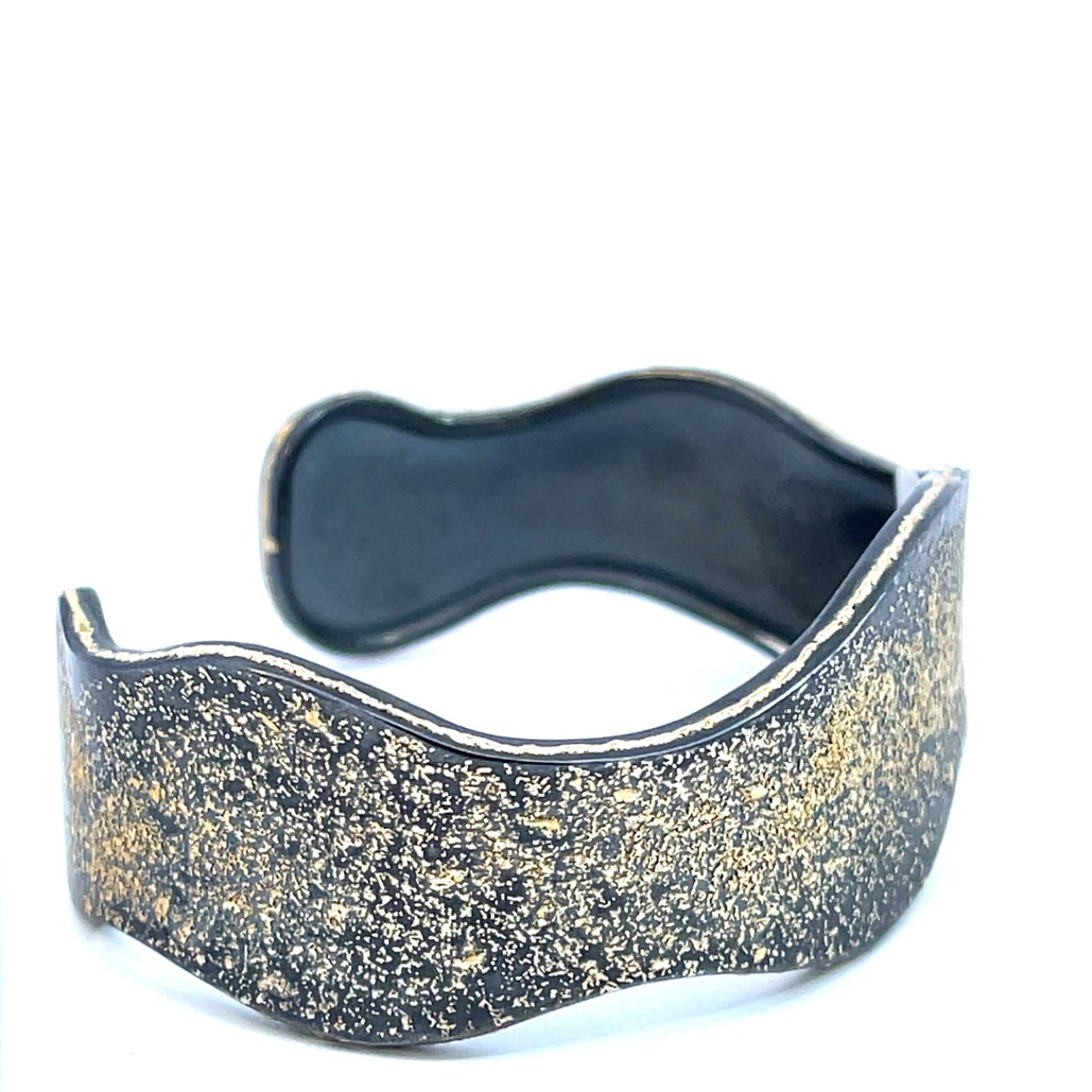 Contemporain Bracelet manchette en argent sterling oxydé avec poussière en or 24 carats en vente