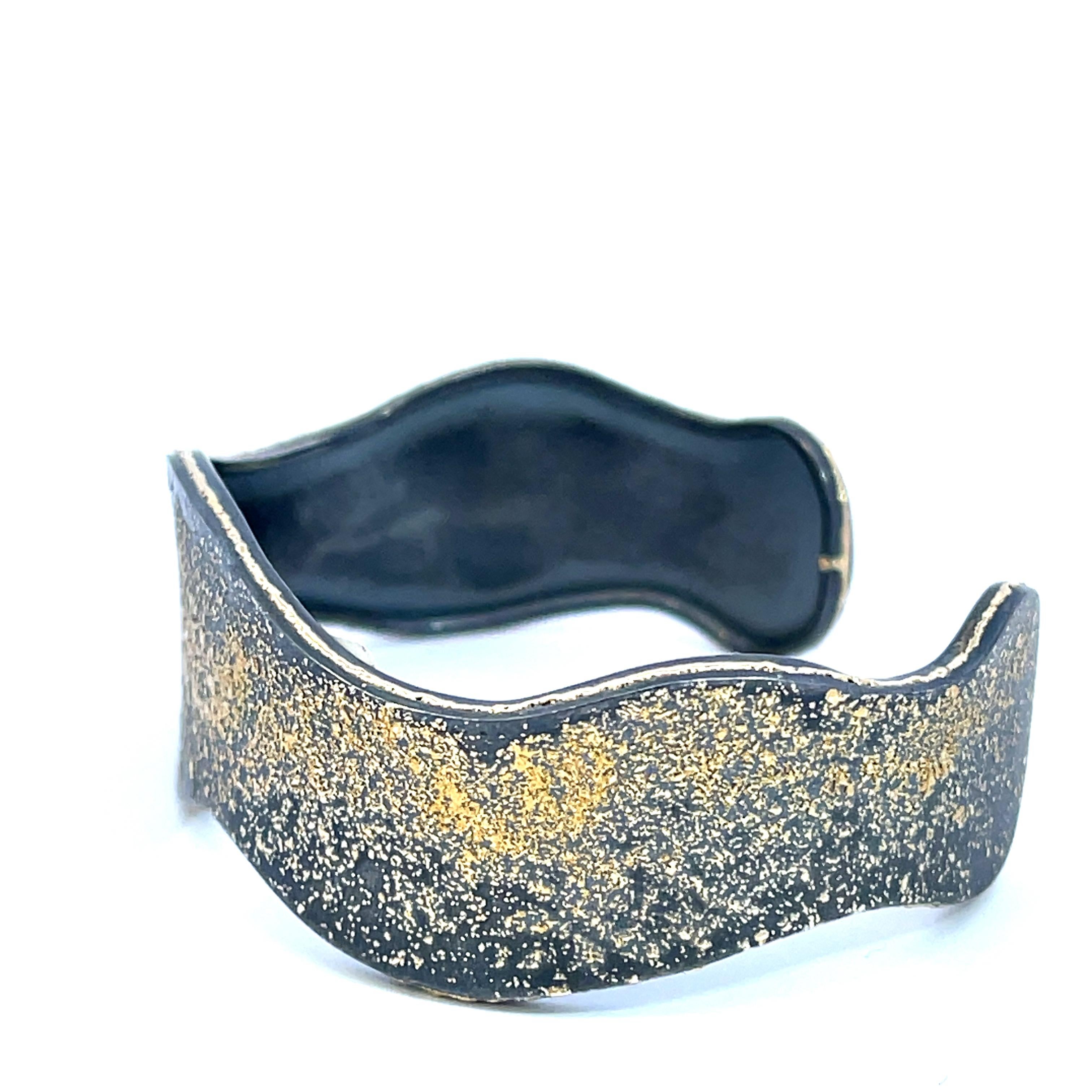 Bracelet manchette en argent sterling oxydé avec poussière en or 24 carats Neuf - En vente à Greenville, SC