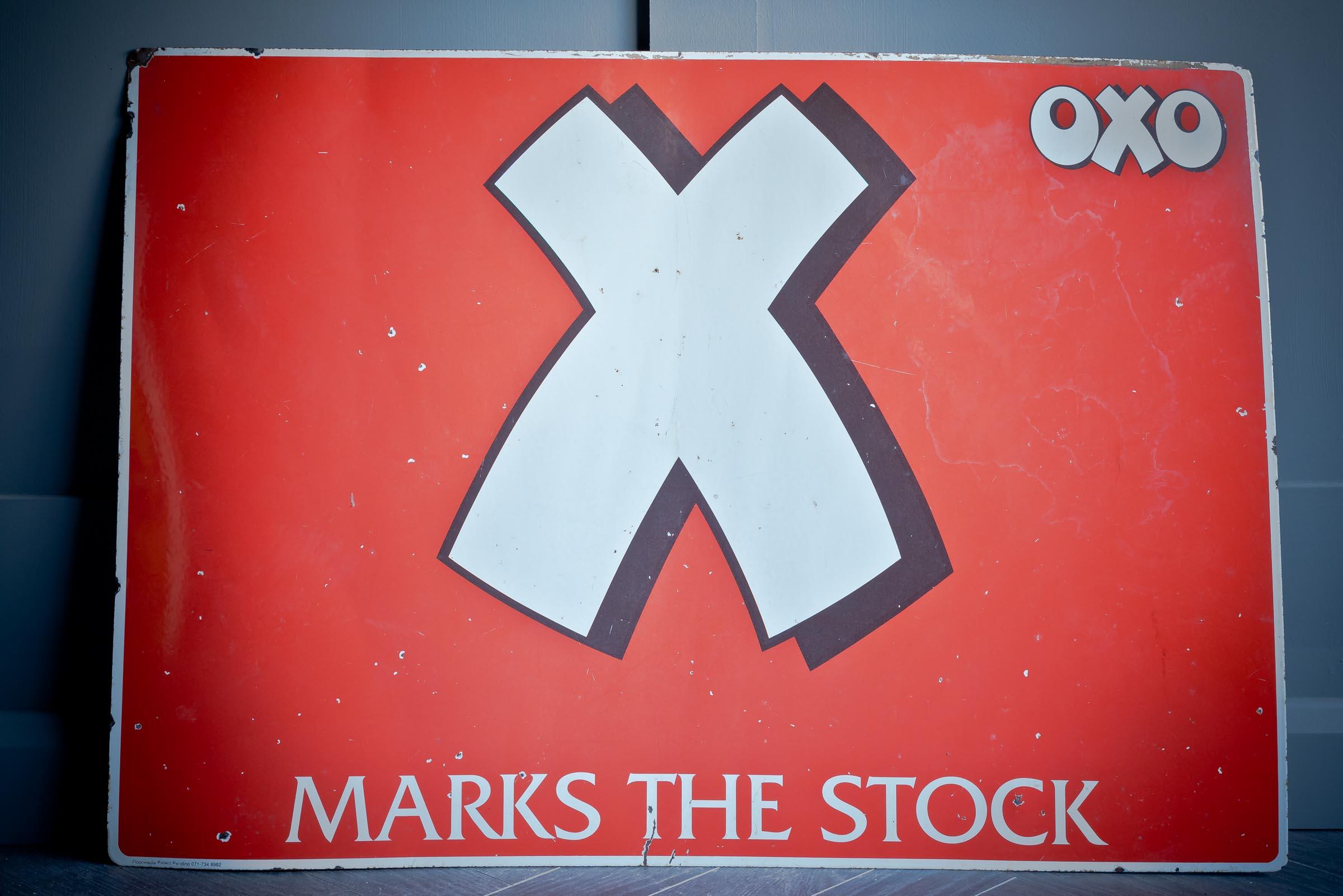 Erstaunliches Oxo-Werbeschild. Leuchtend roter Hintergrund mit einem weißen X und dem raffinierten Wortspiel 