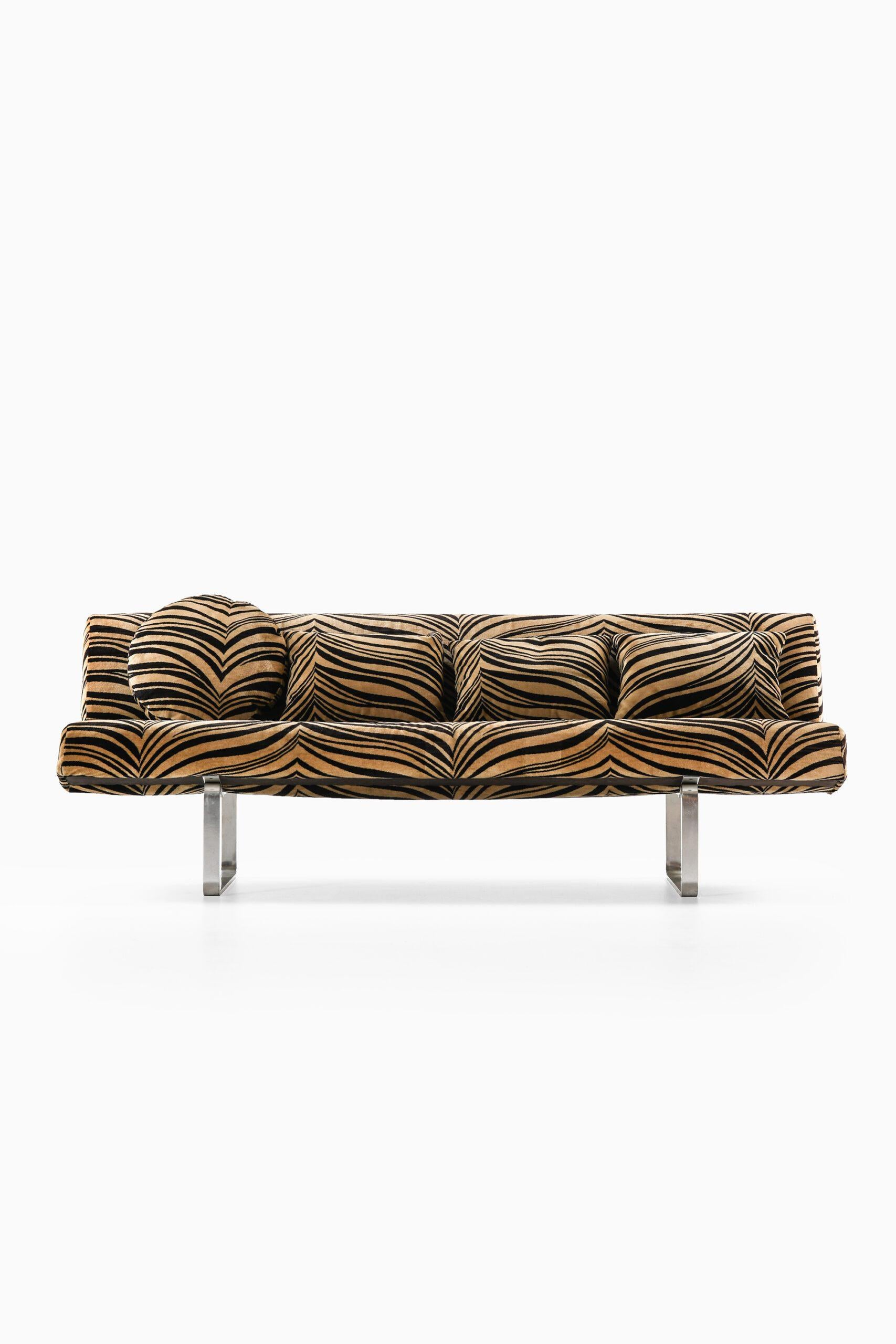 Oxted Sofa in Original Zebra-Patterned Fabric by William Plunkett, 1970s

Additional Information:
Material: Steel and fabric
Style: Mid century, British
Sofa
Produced by William Plunkett Furniture in Great Britain
Dimensions: 
(W x D x H): 185 x 77