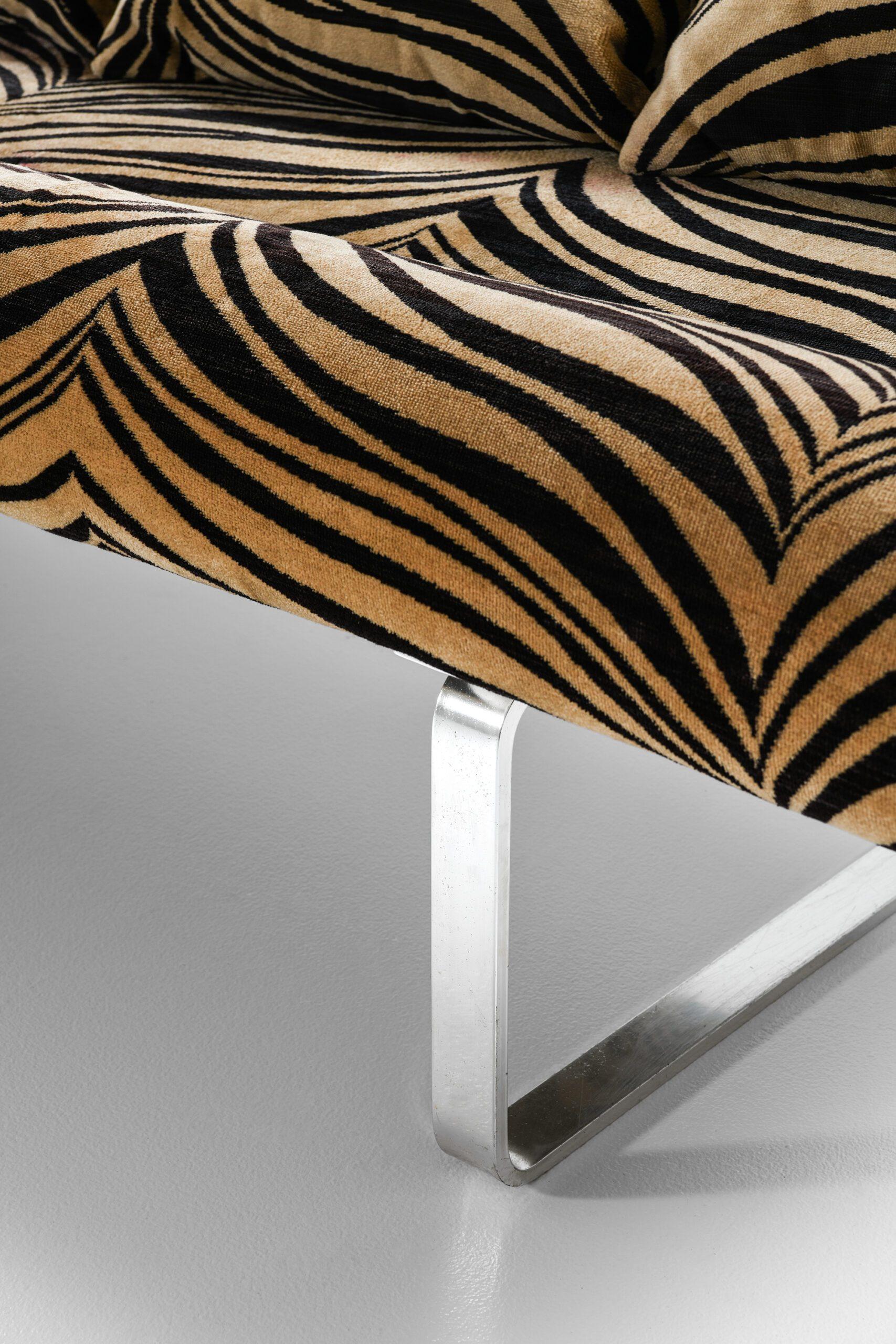 Mid-Century Modern Oxted Sofa in Original Zebra-Patterned Fabric by William Plunkett, 1970s For Sale