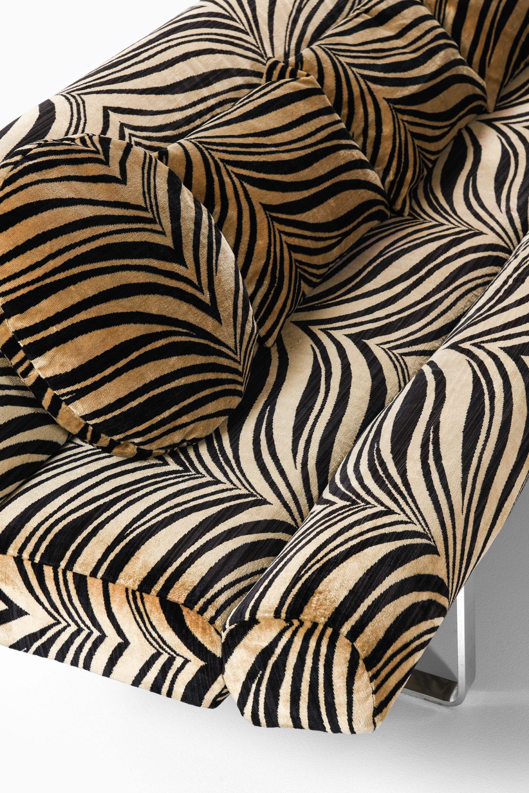 British Oxted Sofa in Original Zebra-Patterned Fabric by William Plunkett, 1970s For Sale