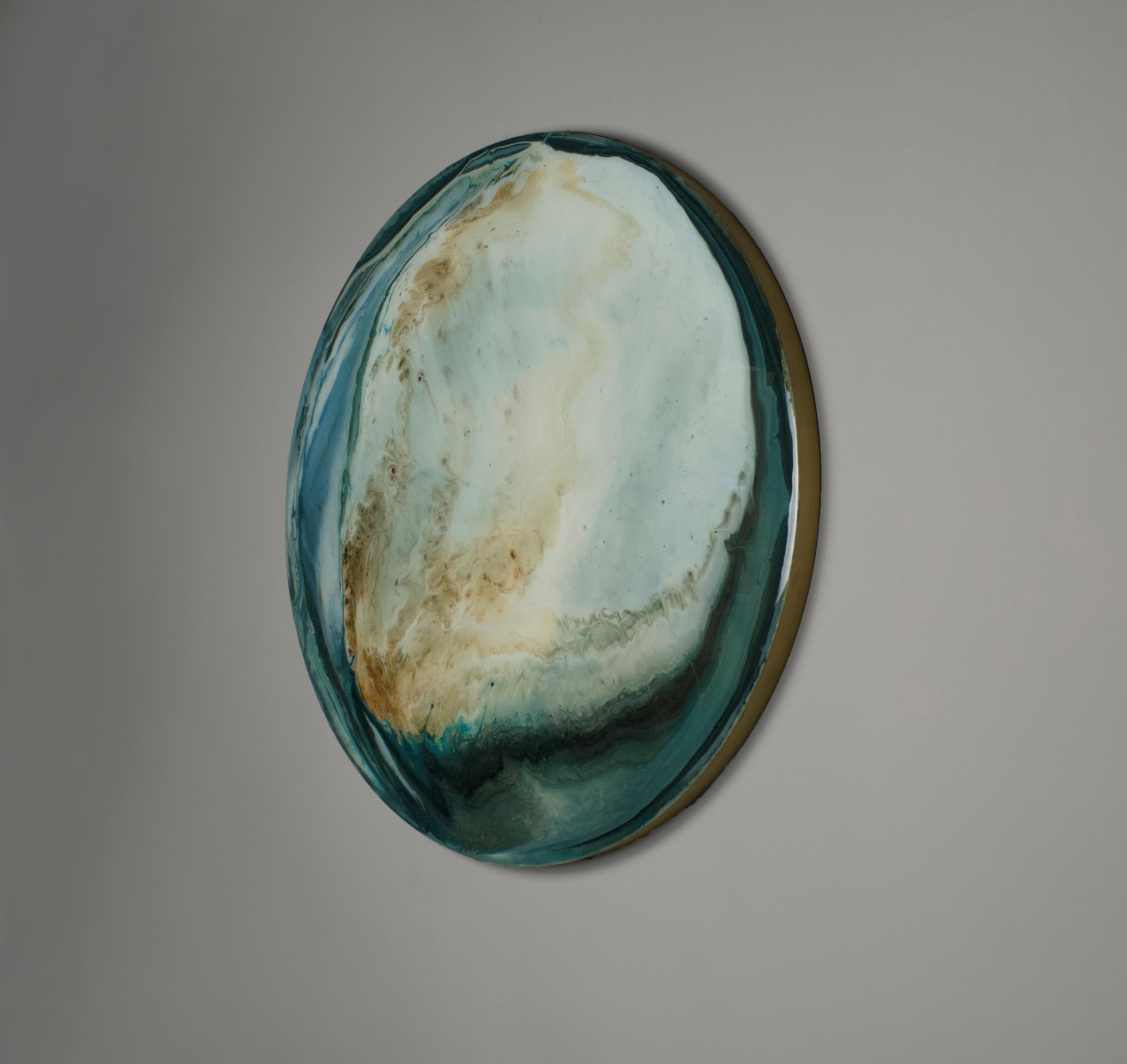 Oxy oyster ronde minimaliste par Corine Vanvoorbergen
Pièce unique
Dimensions : diamètre 110 cm
Matériaux : Laiton, bois, pigments naturels, métal et époxy.

Le pouvoir du changement est l'inspiration de Corine pour cette pièce. Elle utilise une