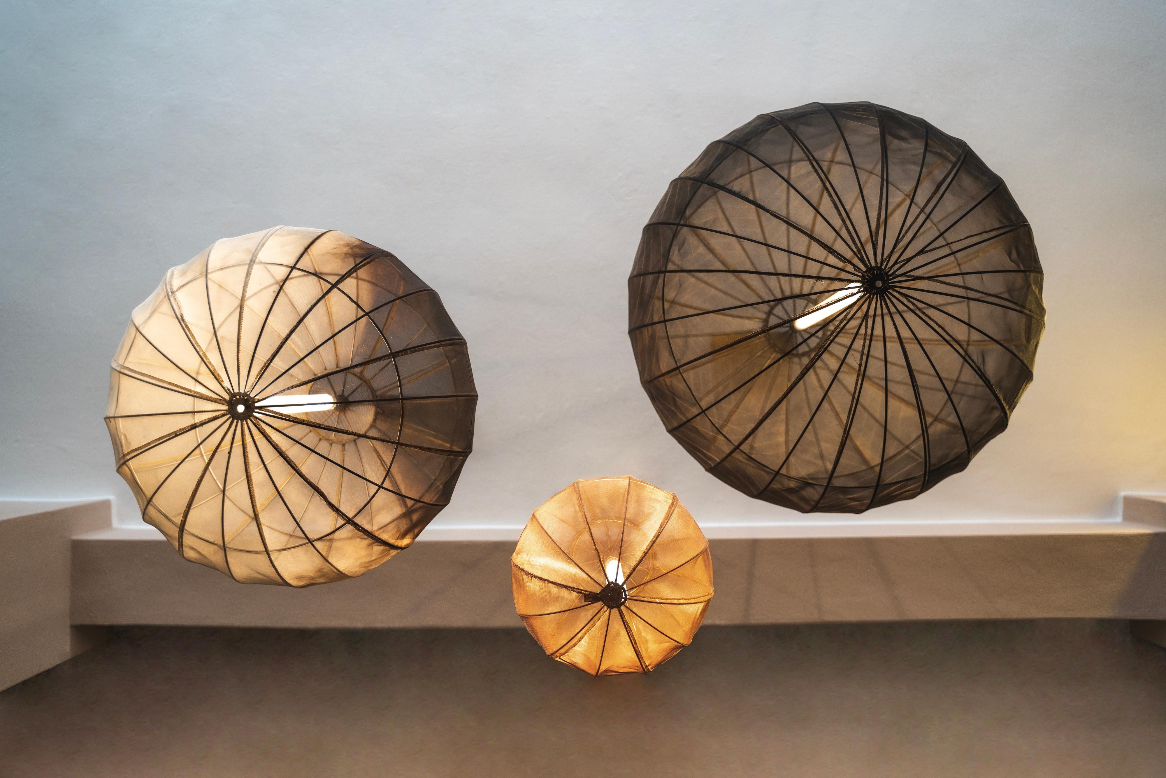Sphères en oxygène, installation au plafond par Different Lamps d'Angela Ardisson en vente 1