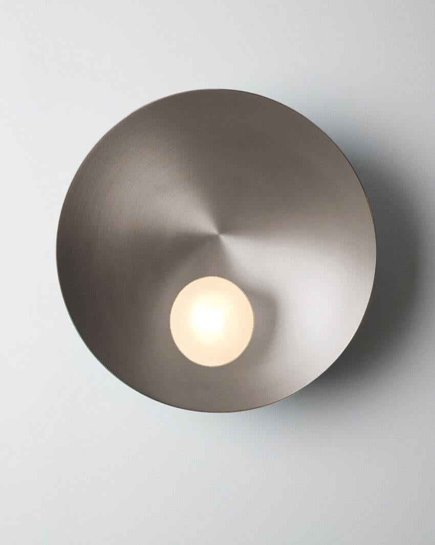 Lampada di lusso a parete e a soffitto in acciaio inox spazzolato Oyster di Carla Baz
Dimensioni: P 15 x L 40 x H 40 cm.
Materiali: Acciaio inossidabile spazzolato.
Peso: 3,5 kg.

Disponibile in metallo verdastro, ottone spazzolato, rame o bronzo.