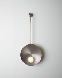 Lampe murale moderne Oyster en acier inoxydable brossé avec tige par Carla Baz