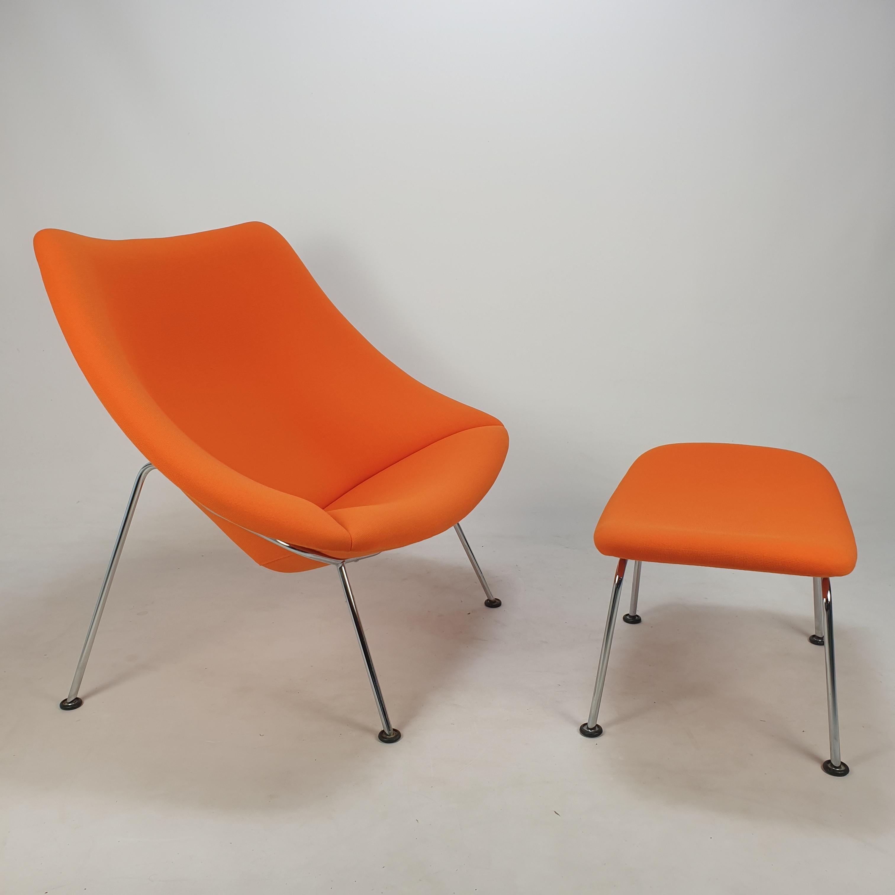 Le célèbre fauteuil Oyster Artifort de Pierre Paulin, le grand modèle avec ottoman. 

Conçu au début des années 60, cet ensemble particulier a été fabriqué dans les années 90. 

Il a des pieds en métal chromé et est recouvert du tissu en laine