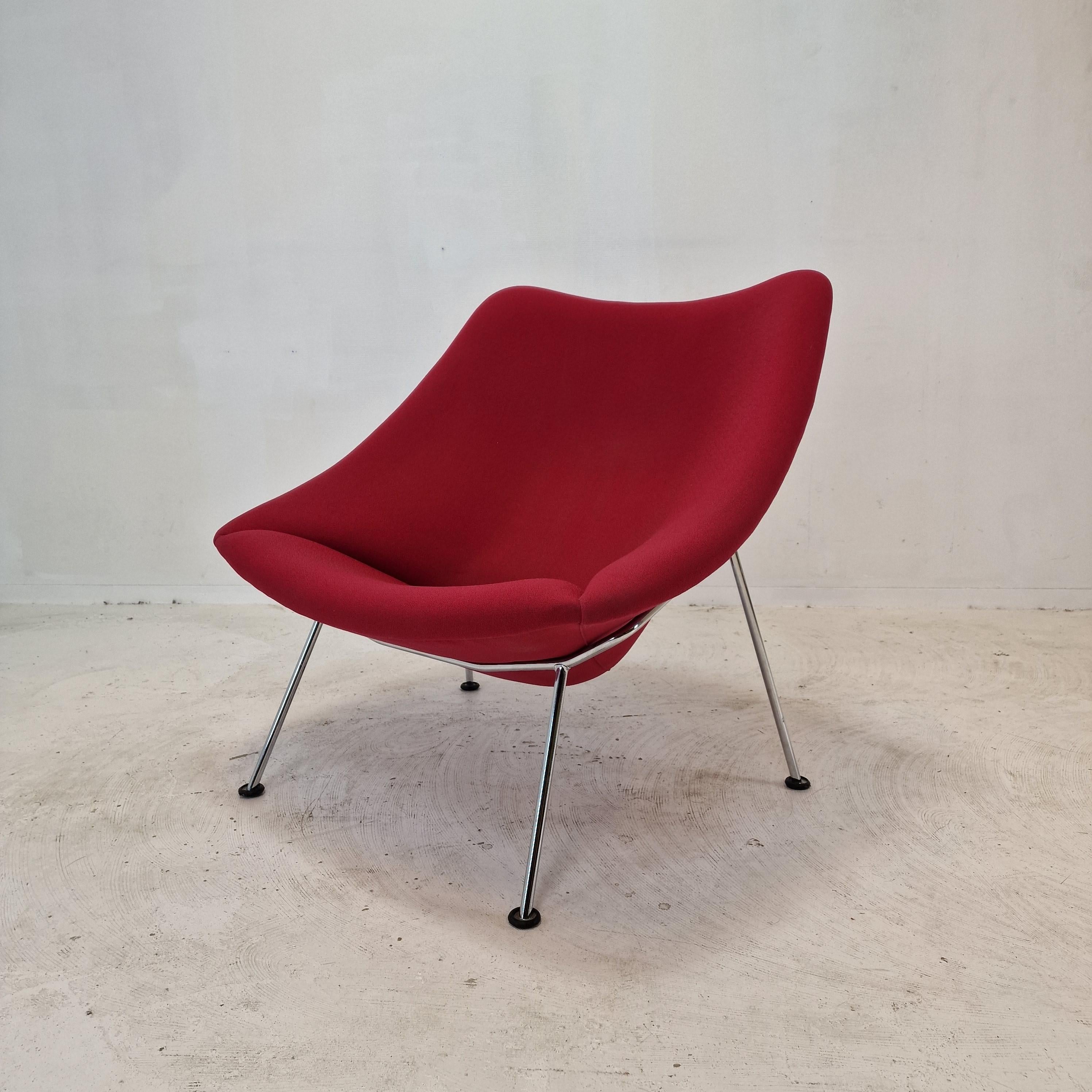 La célèbre et très confortable chaise Artifort Oyster de Pierre Paulin. 

Conçue au début des années 60, cette chaise particulière est fabriquée dans les années 80. 
Les pieds sont en métal chromé.

Cette belle chaise a le tissu en laine d'origine,