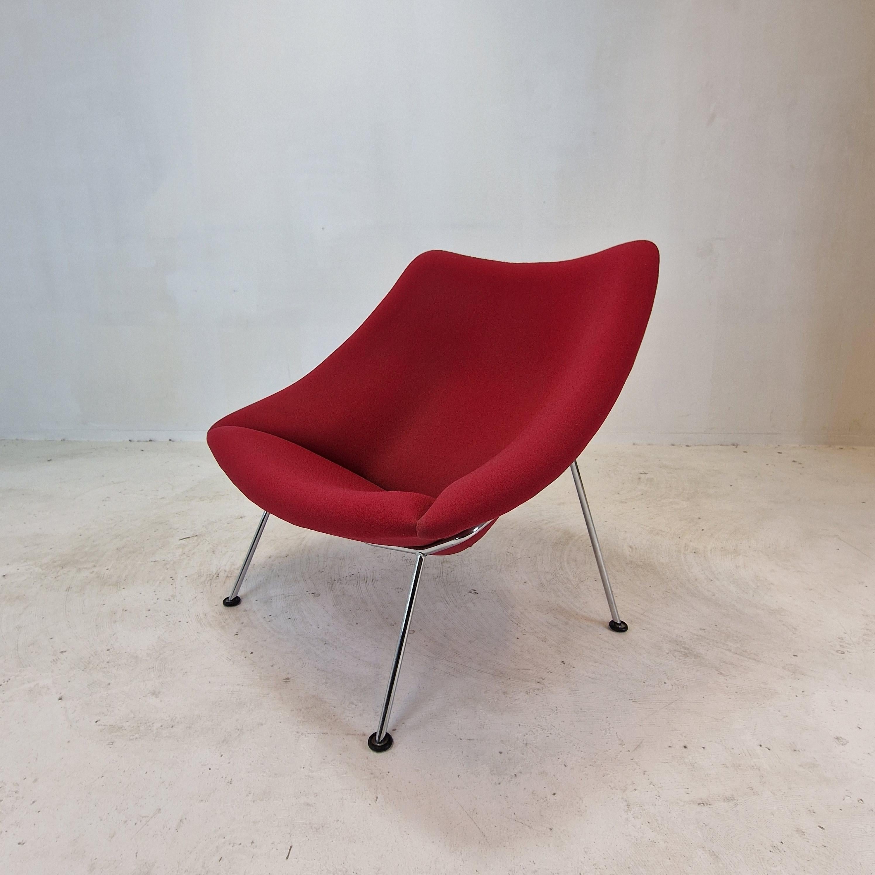 La célèbre et très confortable chaise Artifort Oyster de Pierre Paulin. 

Conçue au début des années 60, cette chaise particulière est fabriquée dans les années 80. 
Les pieds sont en métal chromé.

Cette belle chaise a le tissu en laine d'origine,