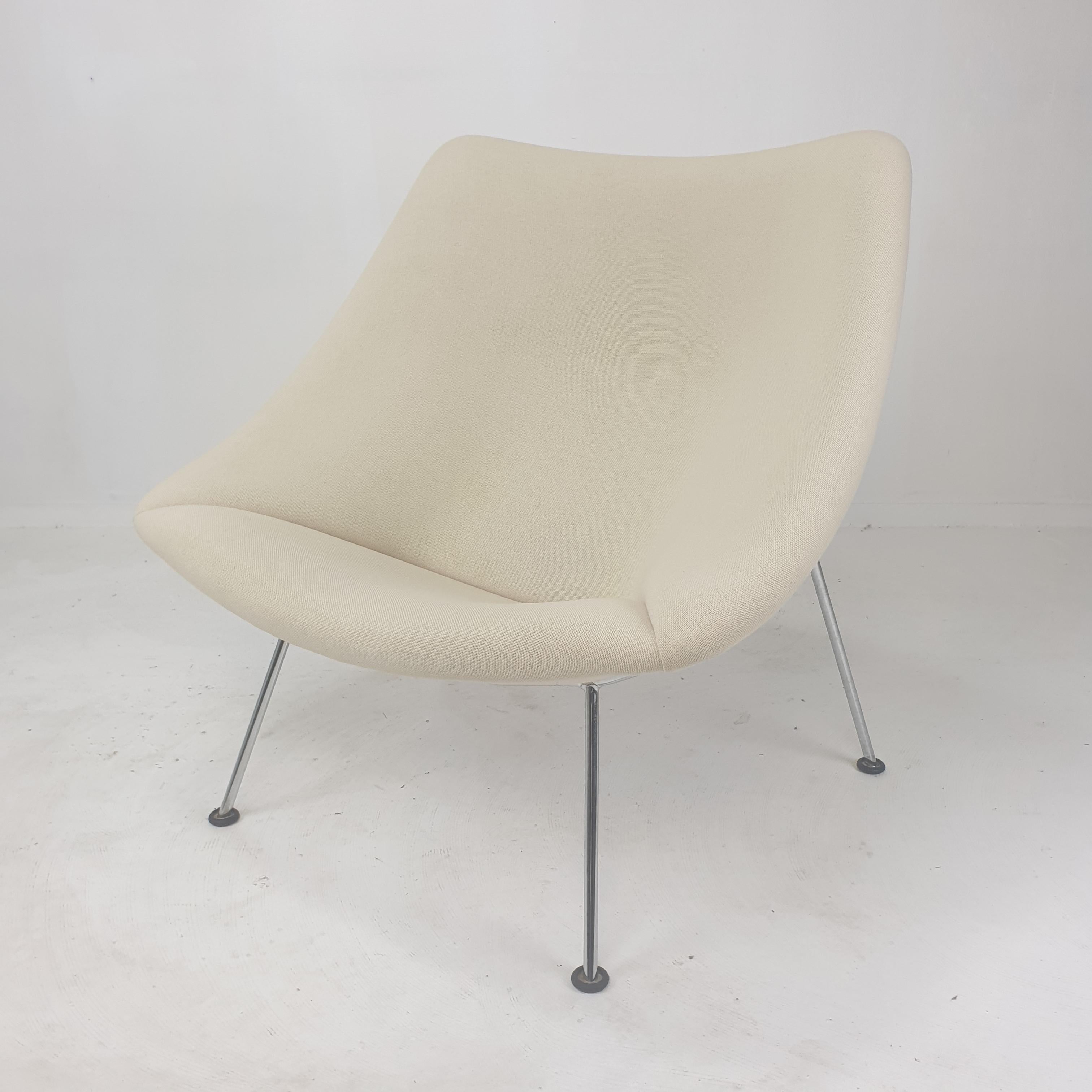 Les célèbres et très confortables chaises Artifort Oyster de Pierre Paulin. 

Conçu au début des années 60, cet ensemble particulier est fabriqué dans les années 80. 
Les pieds sont en métal chromé.

Cette belle chaise a le tissu Tonus de Kvadrat
