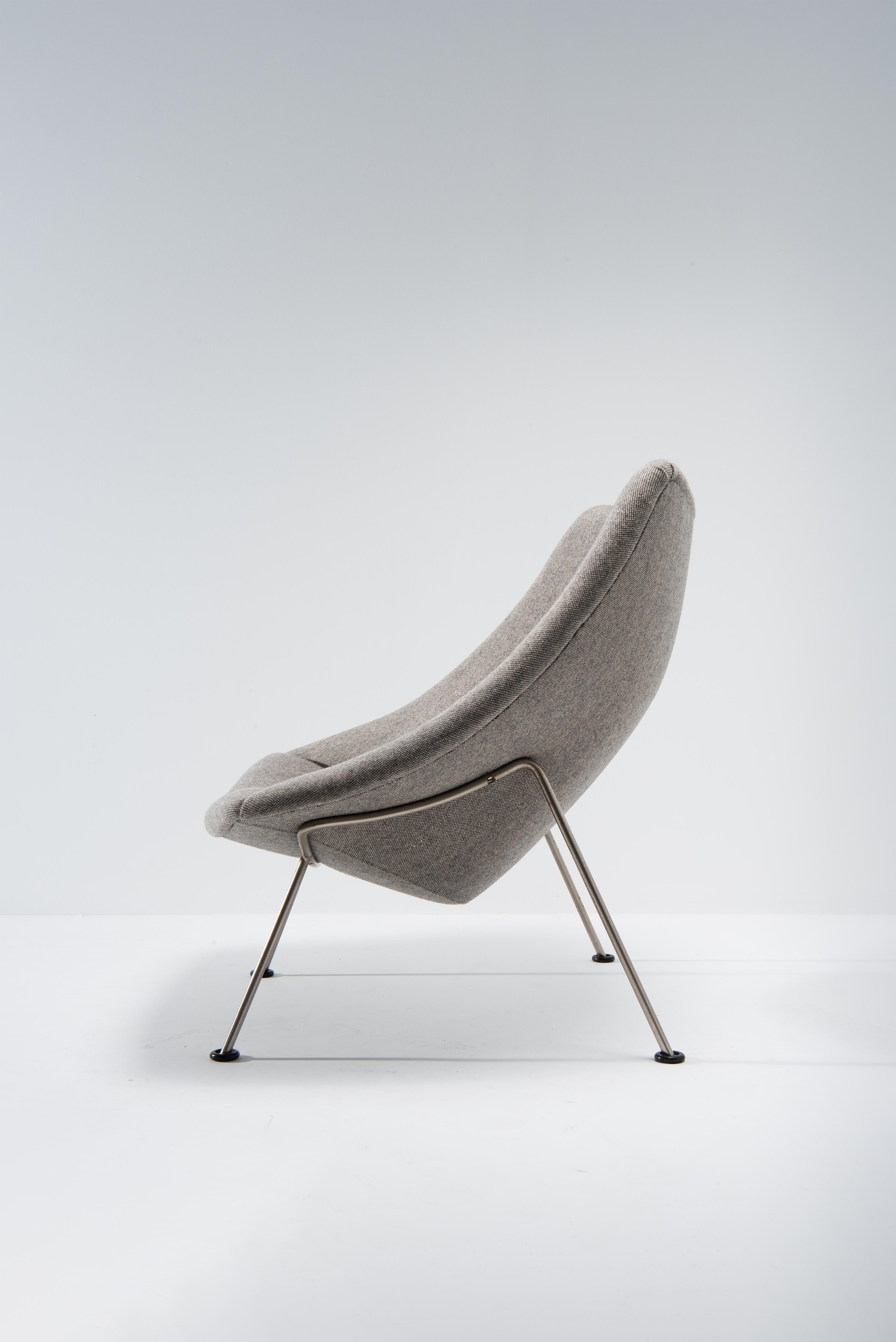Néerlandais Chaise Oyster F157 avec repose-pieds Pierre Paulin, première édition, nouveau tissu d'ameublement en vente