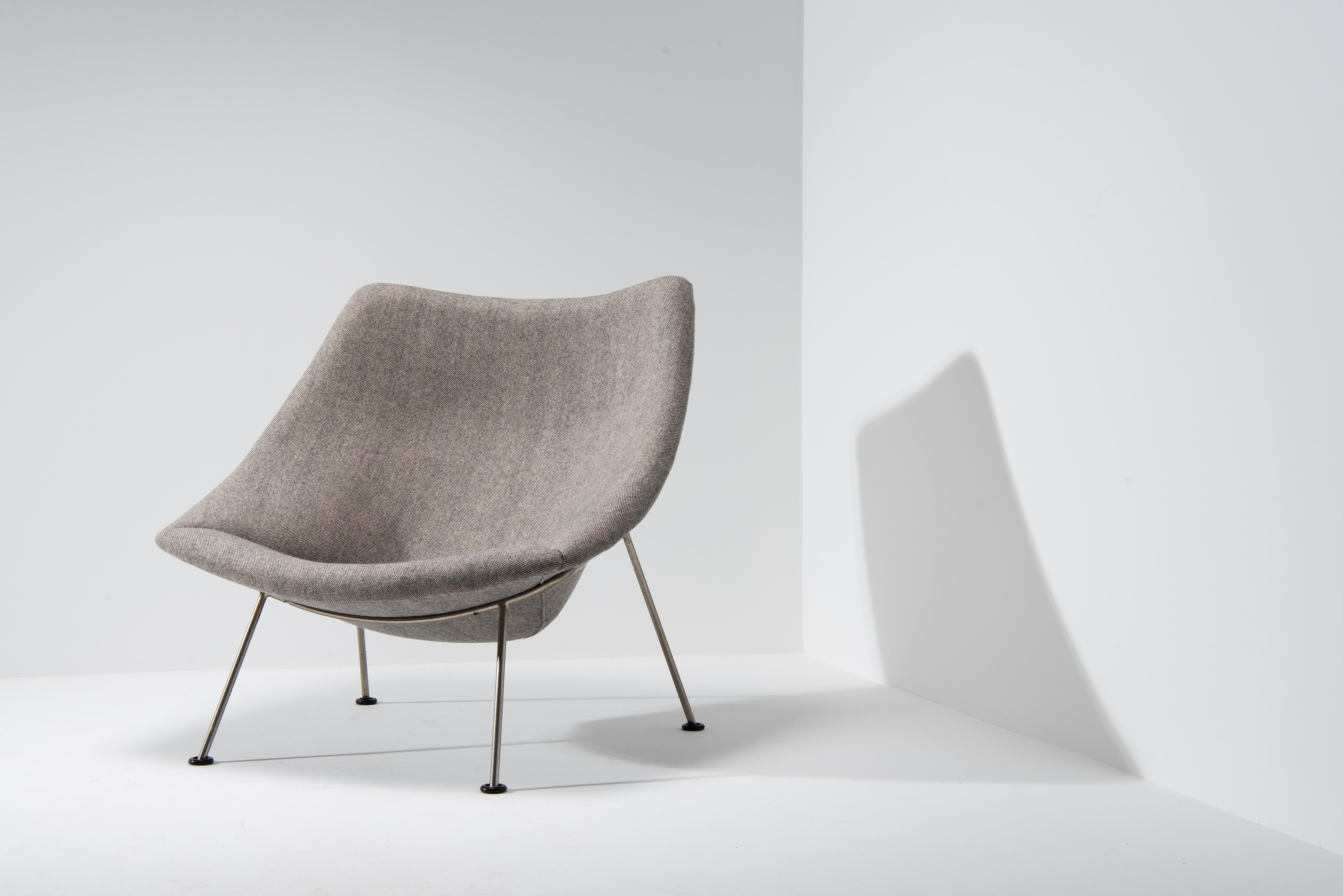 Chaise Oyster F157 avec repose-pieds Pierre Paulin, première édition, nouveau tissu d'ameublement Excellent état - En vente à Antwerpen, BE