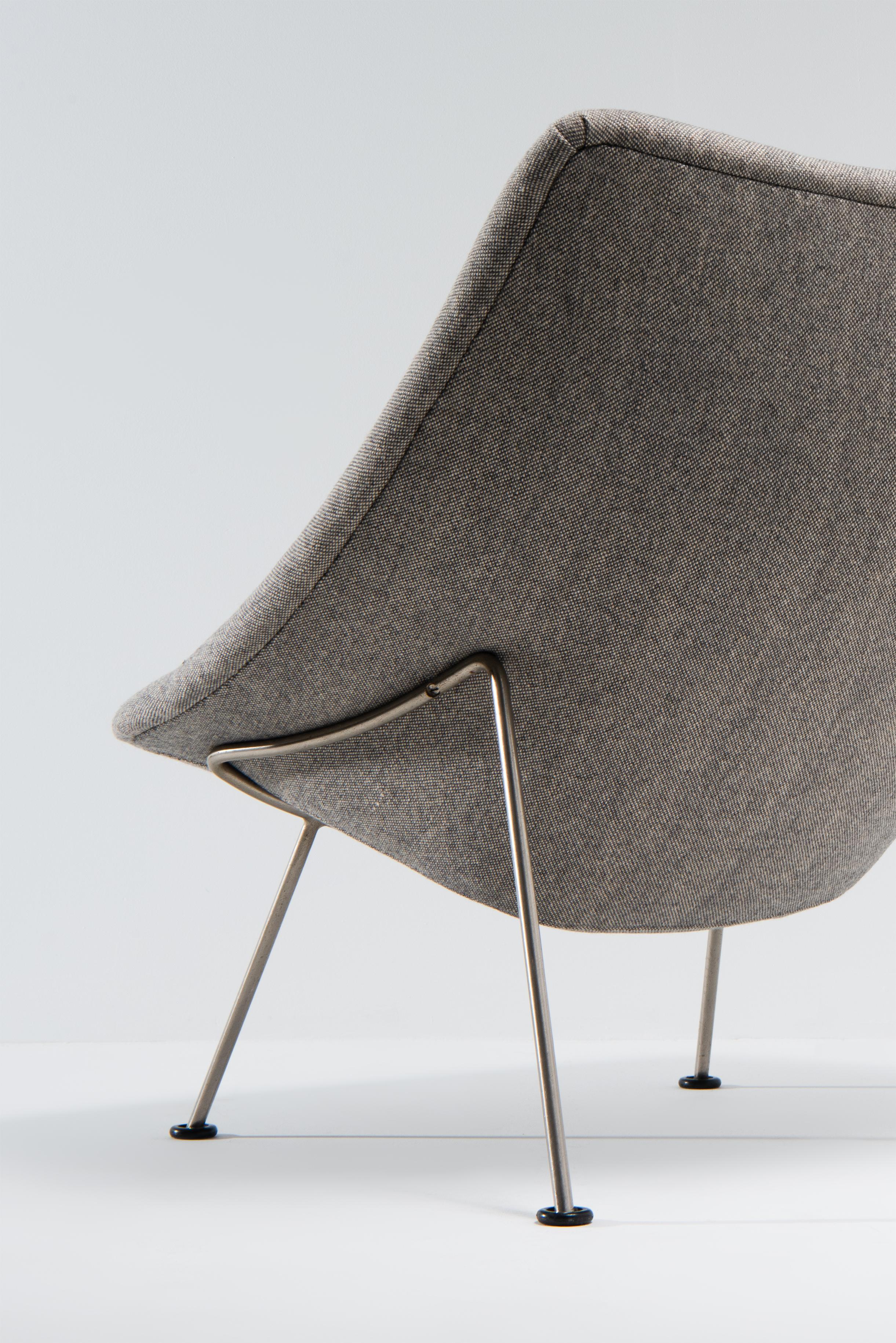 Tissu Chaise Oyster F157 avec repose-pieds Pierre Paulin, première édition, nouveau tissu d'ameublement en vente