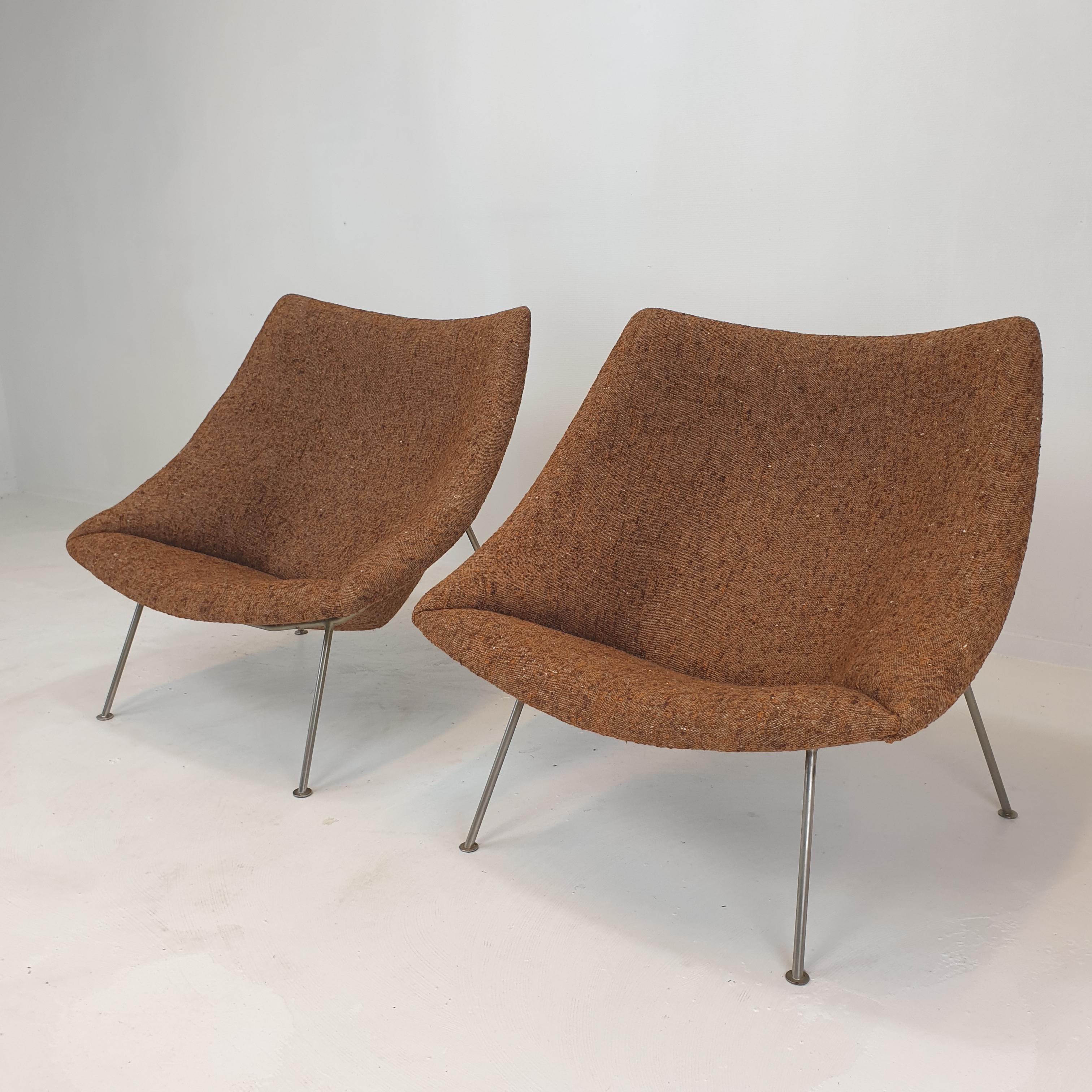 A beautiful set of the famous artifort oyster chairs.

These very comfortable chairs are designed by Pierre Paulin in the beginning of the 60's.
This particular set is also manufactured in the 60's, with nickel metal legs.

The lovely set is