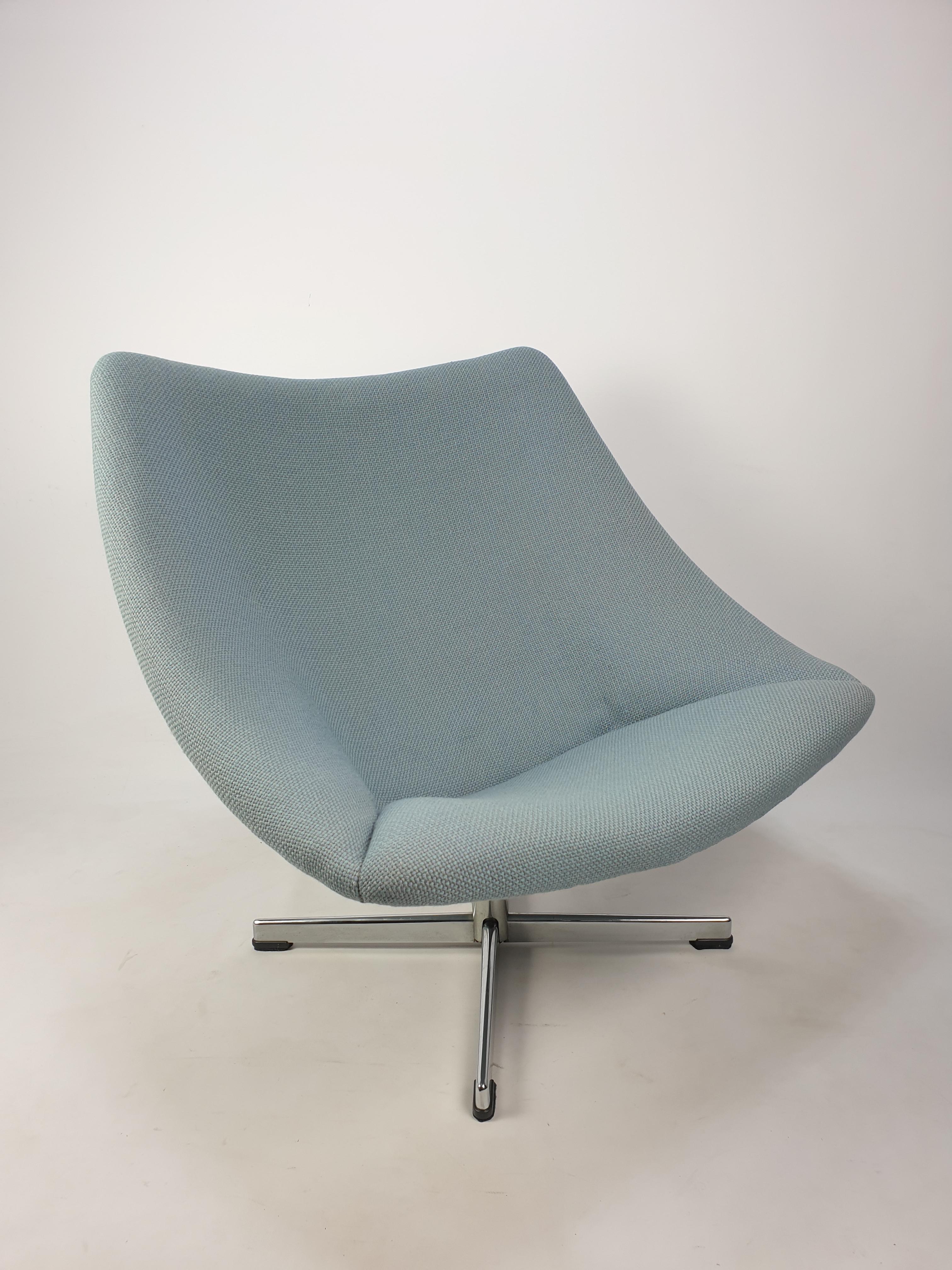 The famous Oyster chair by Pierre Paulin, the big model. This very comfortable model is a very rare version, with a turnable cross base. Designed in the 60's. The structure is in very good condition. It has been reupholstered in the 80's with