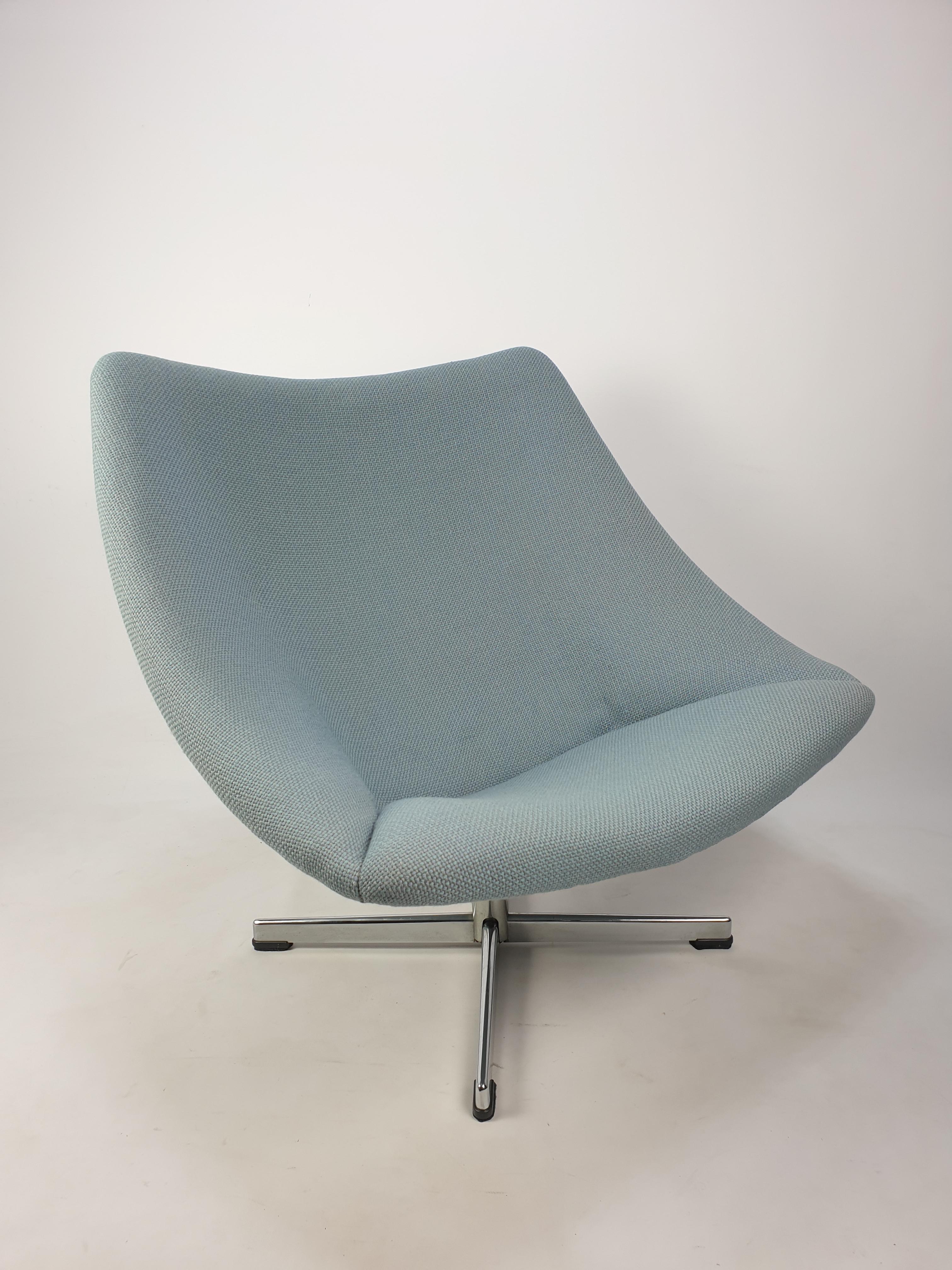 La célèbre chaise Oyster de Pierre Paulin, le grand modèle. Ce modèle très confortable est une version très rare, avec une base transversale tournante. Conçu dans les années 60. La structure est en très bon état. Il a été retapissé dans les années