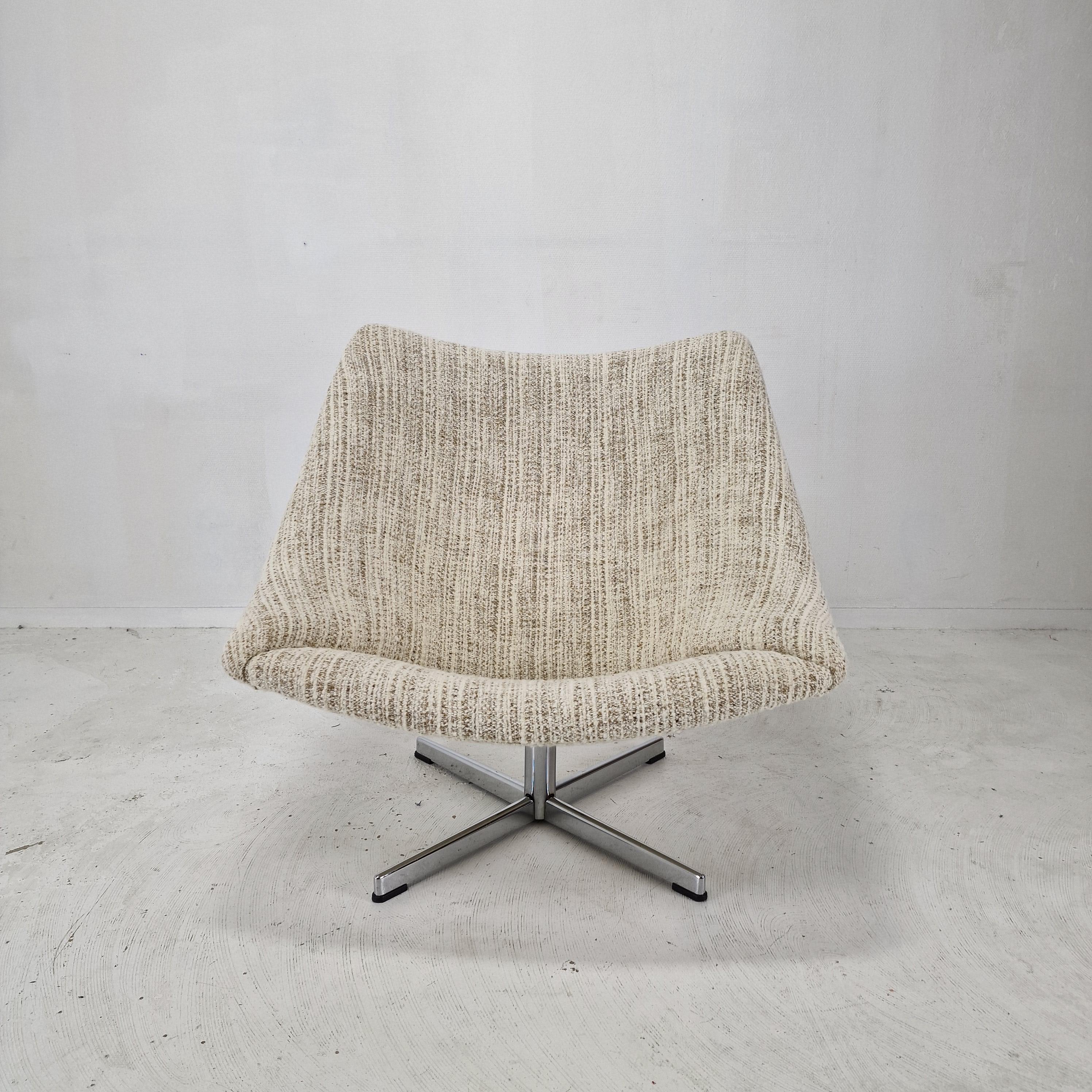 A beautiful and rare Artifort Oyster chair with cross base.

This very comfortable and pivoting chair is designed by Pierre Paulin and fabricated by Artifort in the 60's.

It is just restored with new fabric and new foam, so it is in perfect