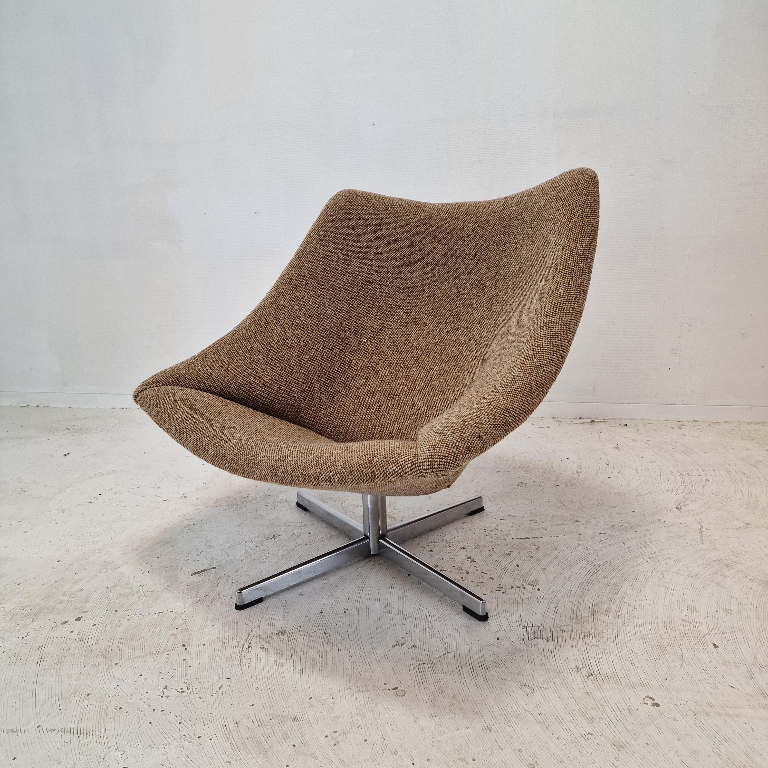 A beautiful and rare Artifort Oyster chair with cross base.

This very comfortable and pivoting chair is designed by Pierre Paulin and fabricated by Artifort in the 60's.

It is just restored with new fabric and new foam, so it is in perfect