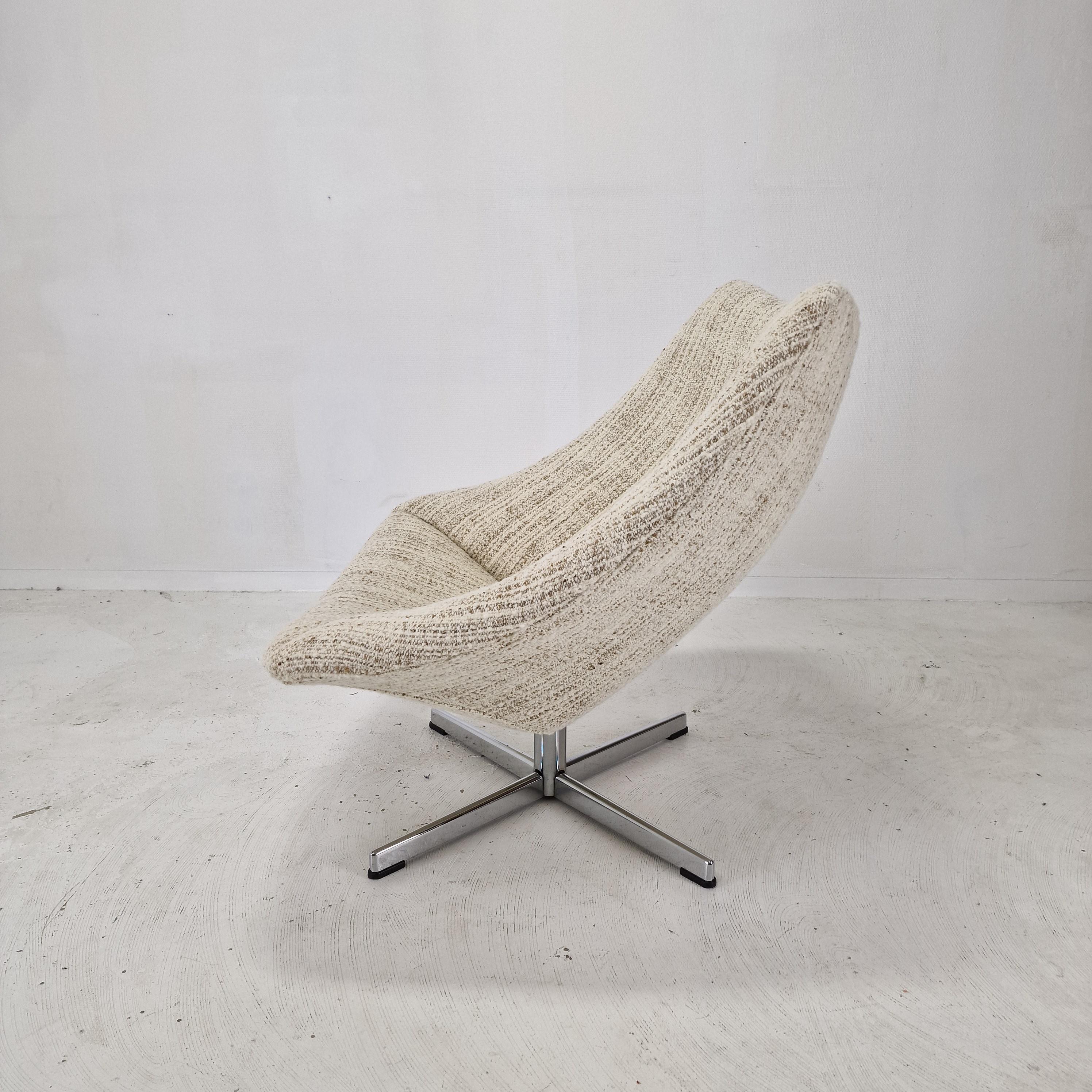 Oyster Chair with Cross Base by Pierre Paulin for Artifort, 1965 In Excellent Condition In Oud Beijerland, NL