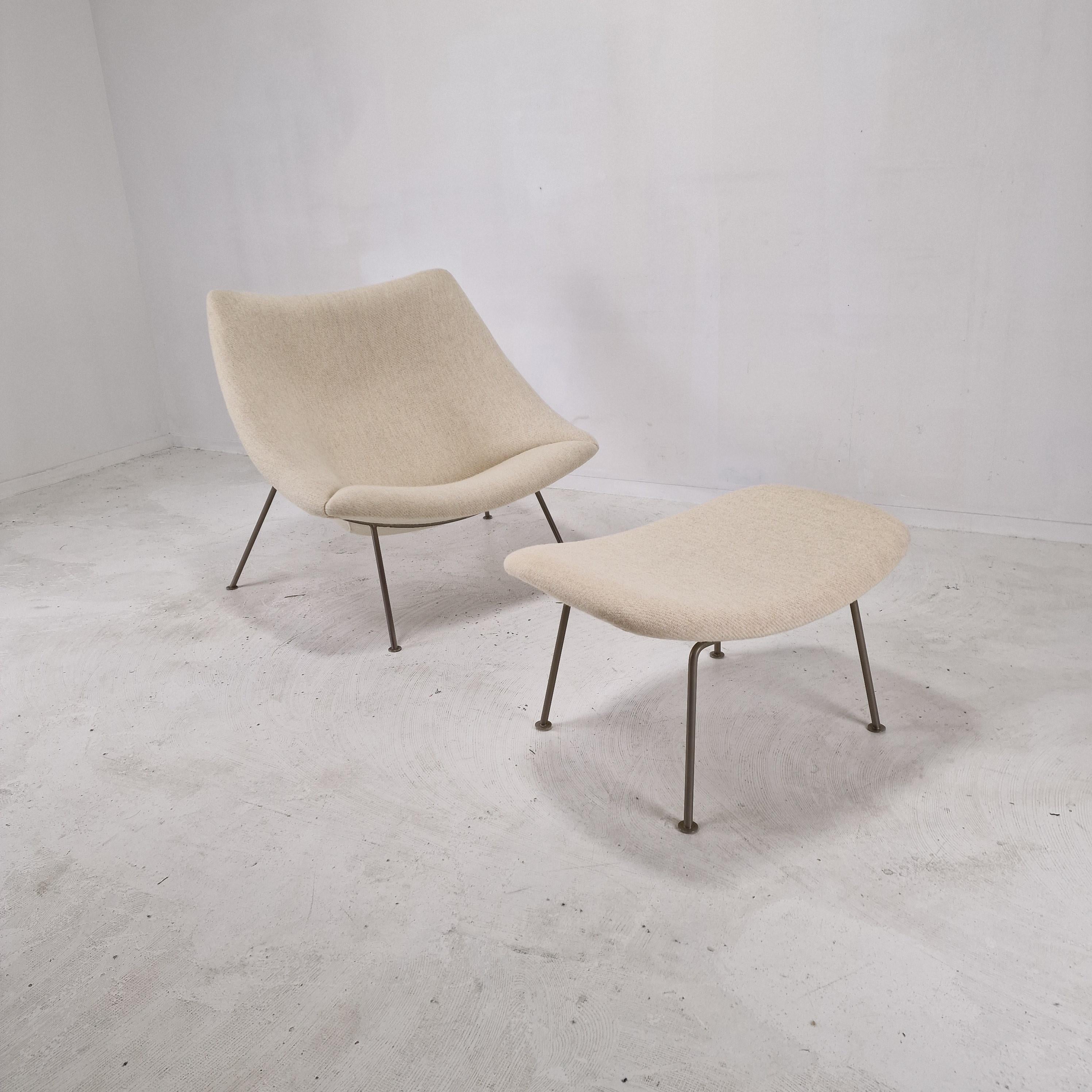 A beautiful set of the famous Artifort Oyster chair with a Ottoman.

This very comfortable chair is designed by Pierre Paulin in the beginning of the 60s.
This particular set is also manufactured in the 60s, with nickel metal legs.

The lovely