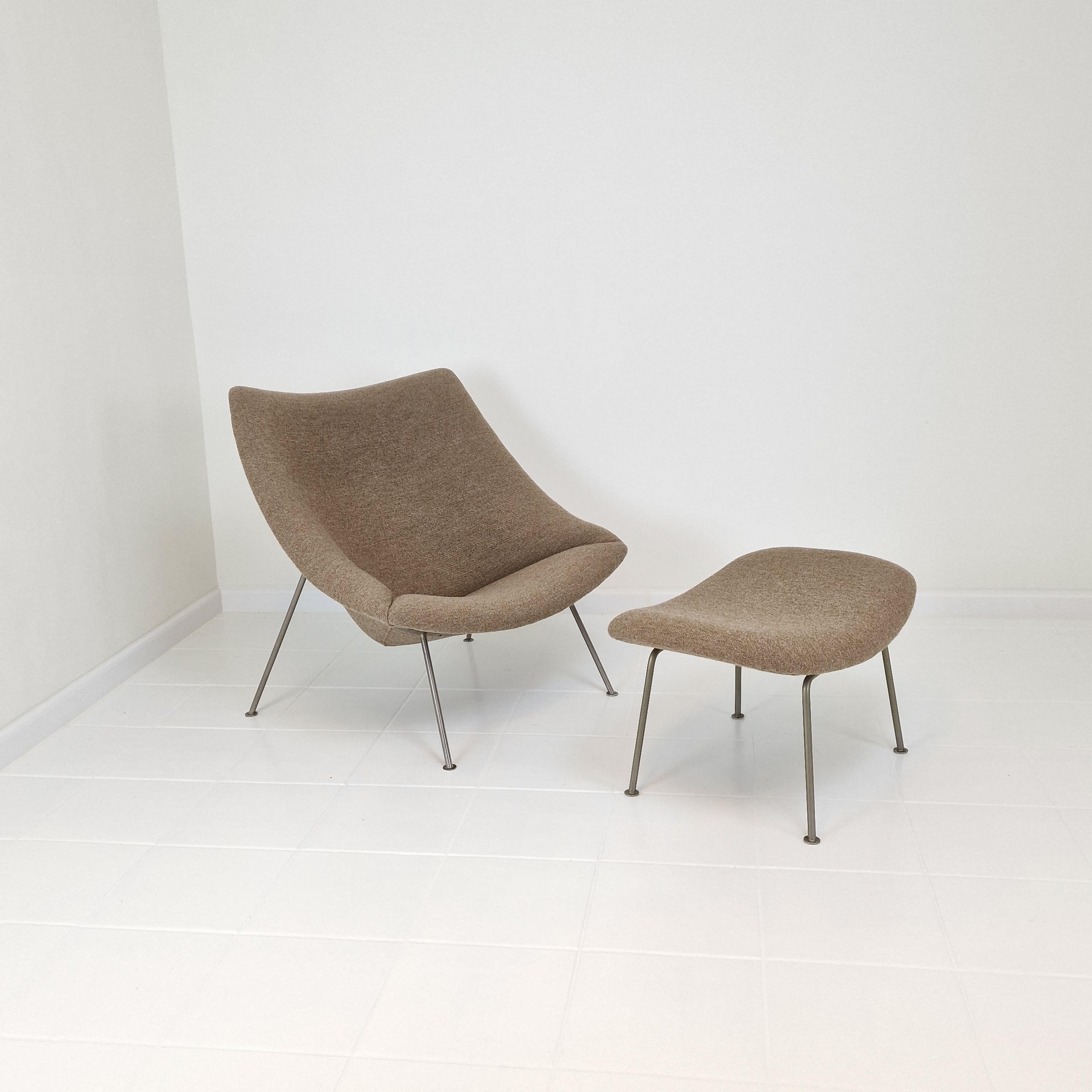 Ein schönes Set des berühmten Artifort Oyster Chair mit einem Ottoman.

Dieser sehr bequeme Stuhl wurde von Pierre Paulin Anfang der 60er Jahre entworfen.
Dieses spezielle Set wurde ebenfalls in den 60er Jahren hergestellt und hat Beine aus