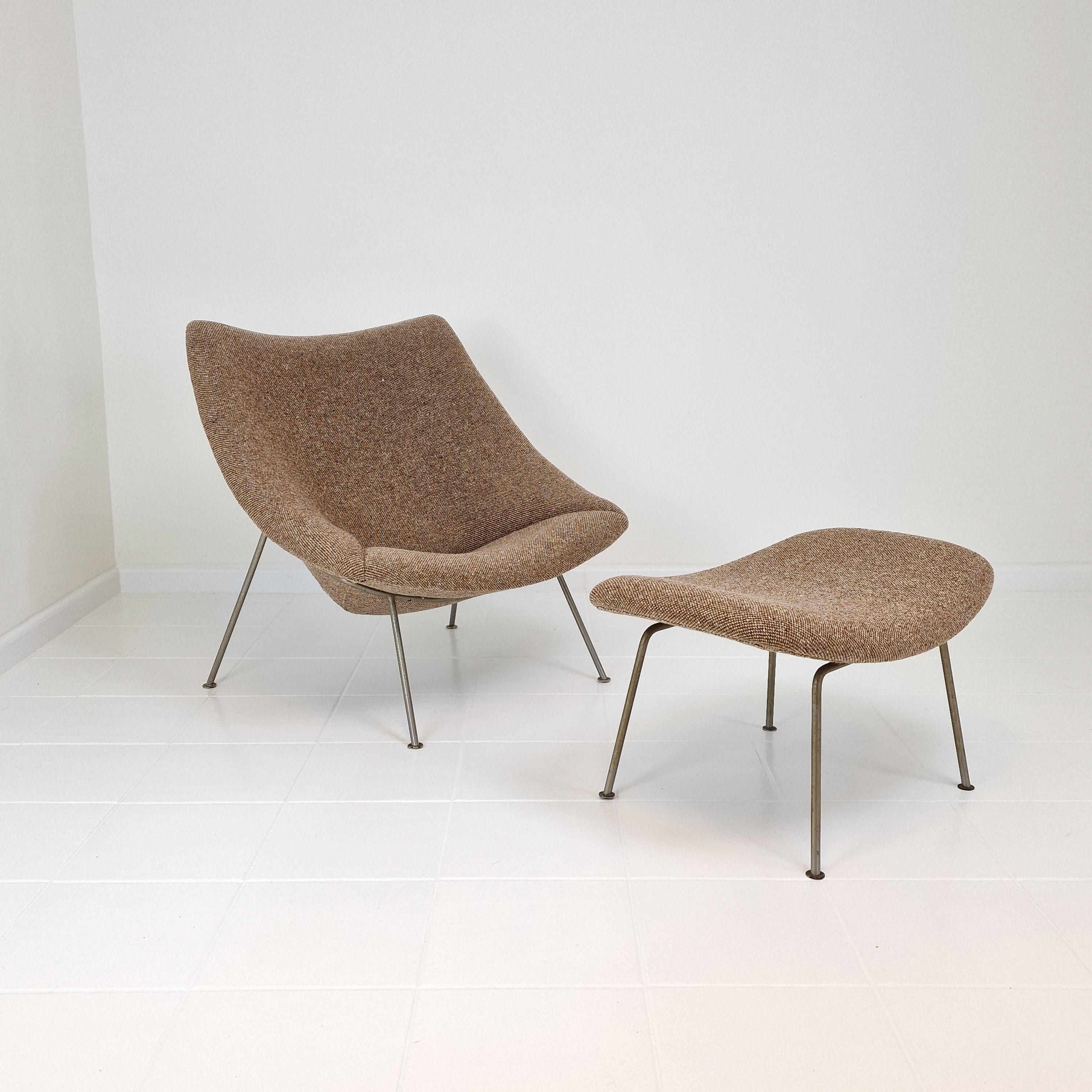 A beautiful set of the famous Artifort Oyster Chair with a Ottoman.

This very comfortable chair is designed by Pierre Paulin in the beginning of the 60's.
This particular set is also manufactured in the 60's, with nickel metal legs.

It is just