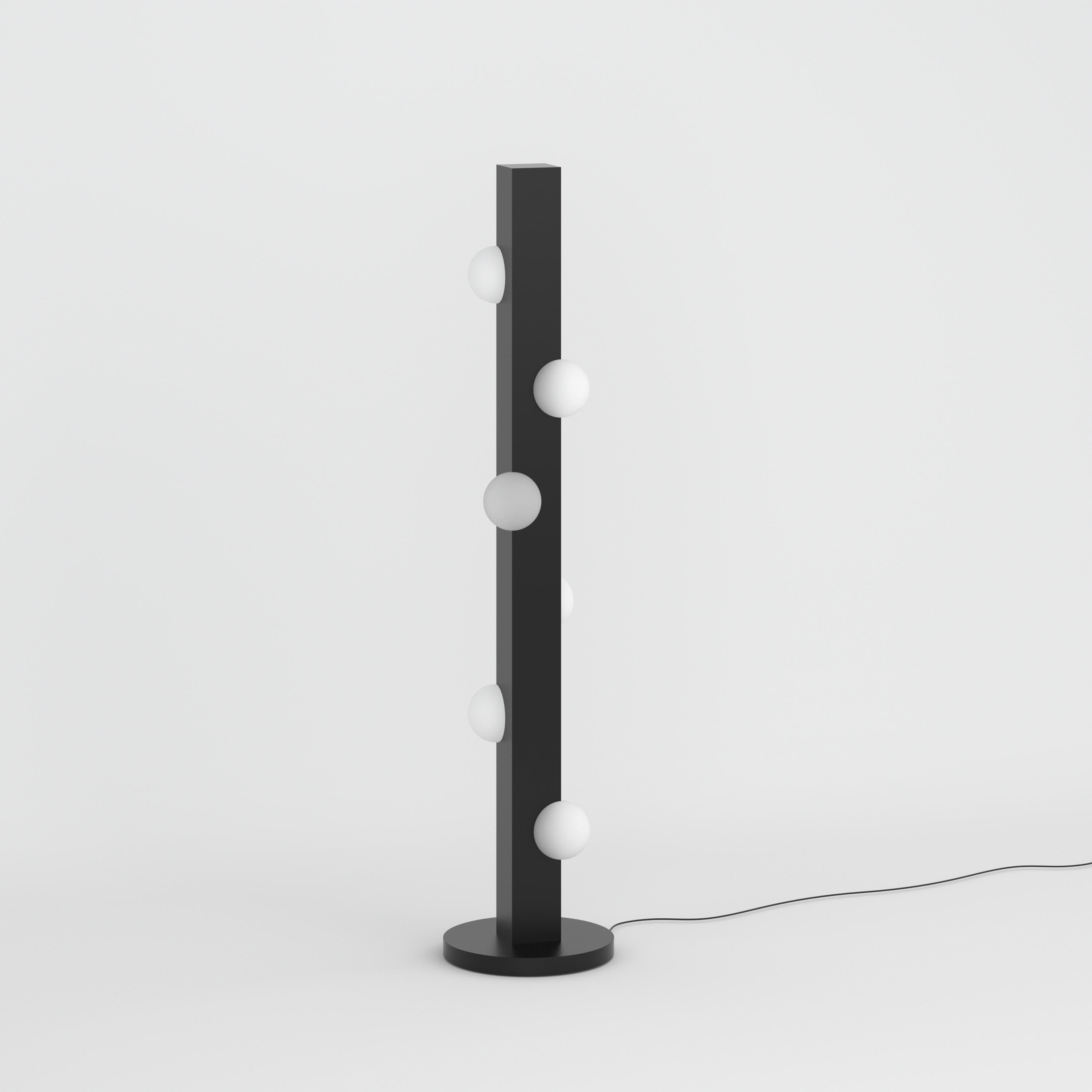 Lámpara de pie de madera oscura Oyster de Atelier Areti Alemán en venta