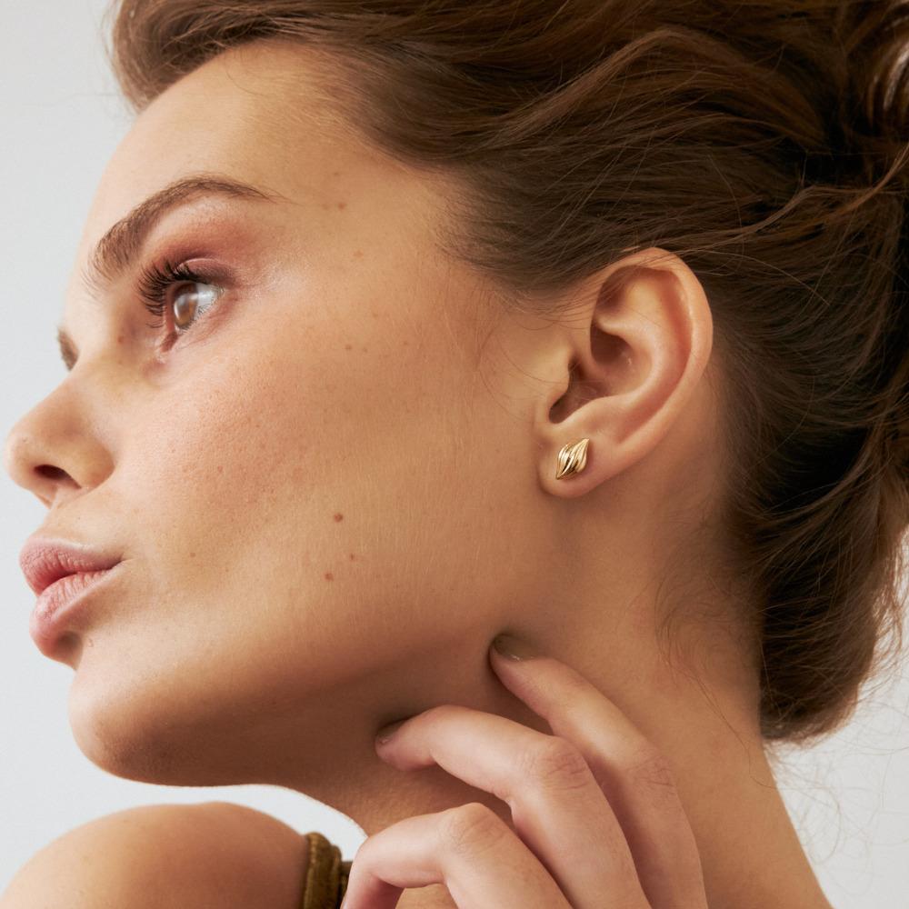 Oyster Earrings in 14K Solid Yellow Gold In New Condition For Sale In New York, NY