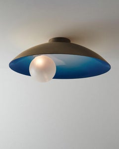 Moderne elektrische blaue und gebürstete Messing-Deckenleuchte Oyster von Carla Baz