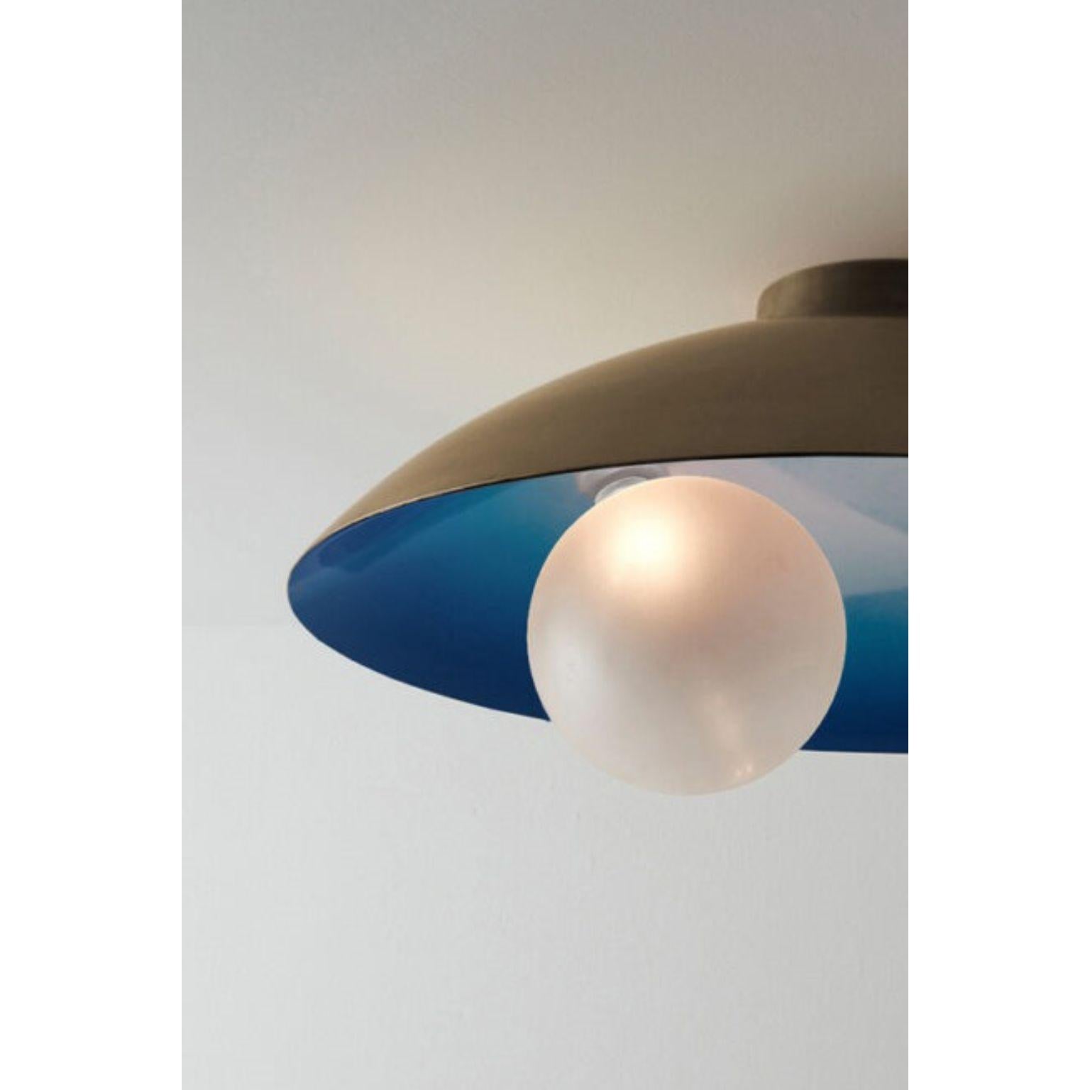 Moderne elektrische blaue und gebürstete Messing-Deckenleuchte Oyster von Carla Baz (Postmoderne) im Angebot
