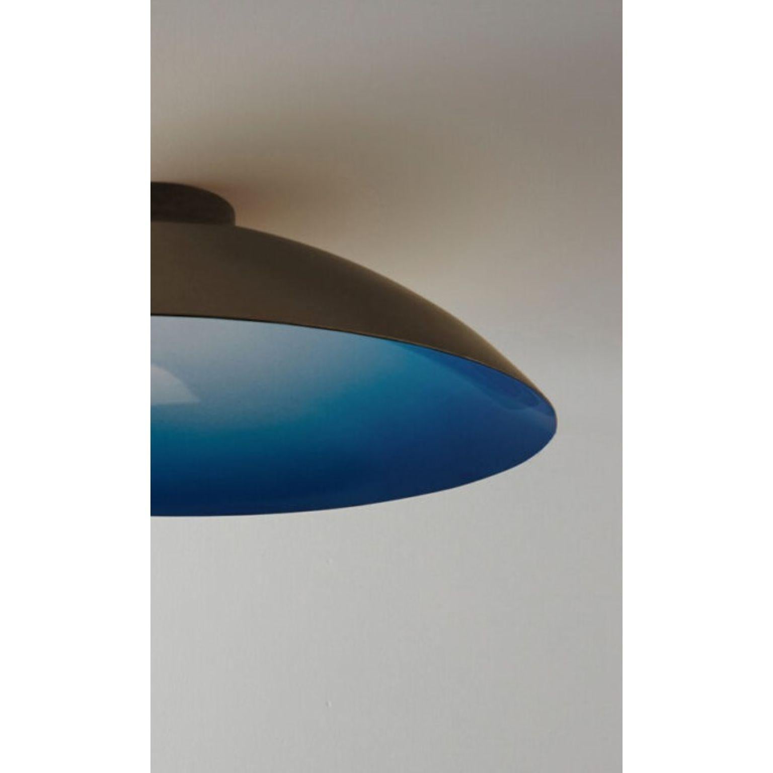 Moderne elektrische blaue und gebürstete Messing-Deckenleuchte Oyster von Carla Baz (Libanesisch) im Angebot