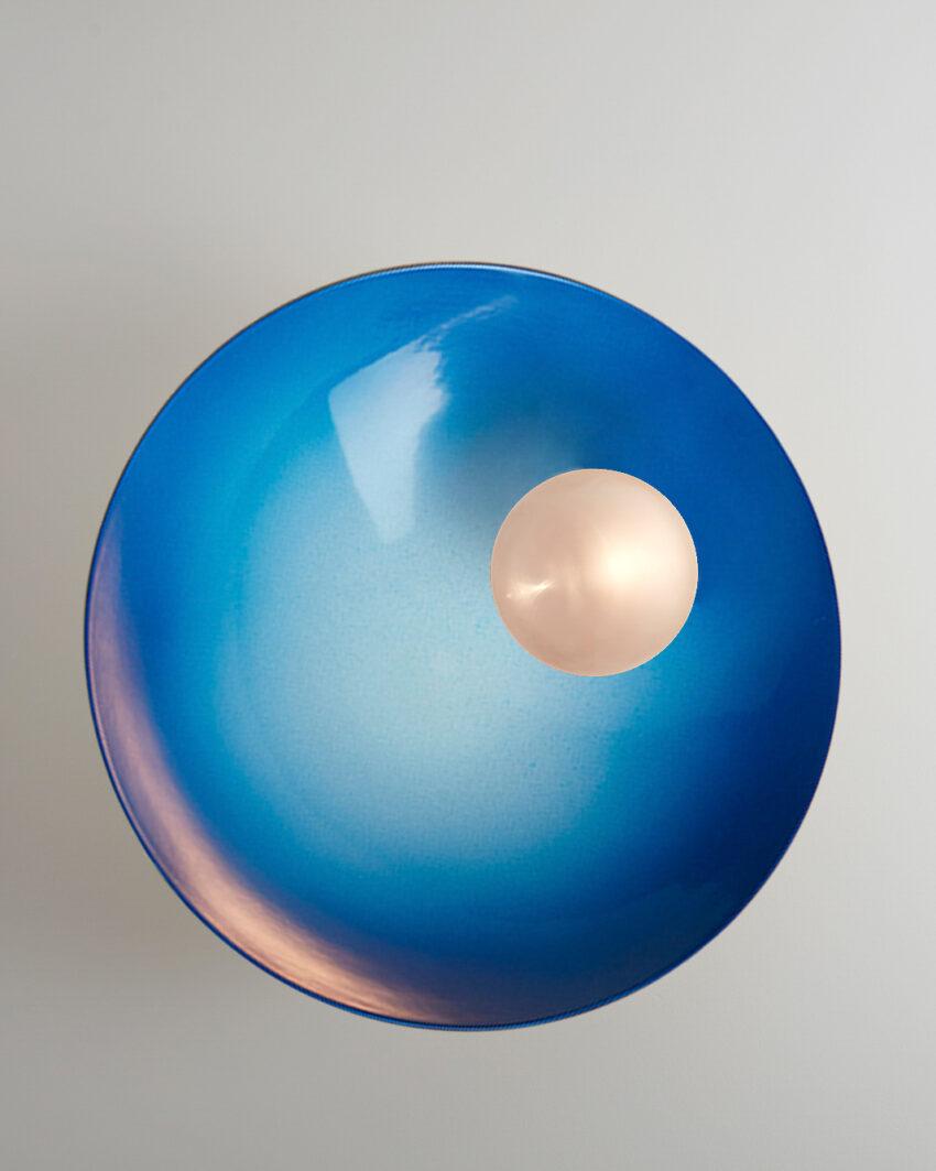 Moderne elektrische blaue und gebürstete Messing-Deckenleuchte Oyster von Carla Baz (Sonstiges) im Angebot