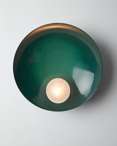 Lampada da soffitto a parete in ottone spazzolato verde smeraldo Oyster di Carla Baz