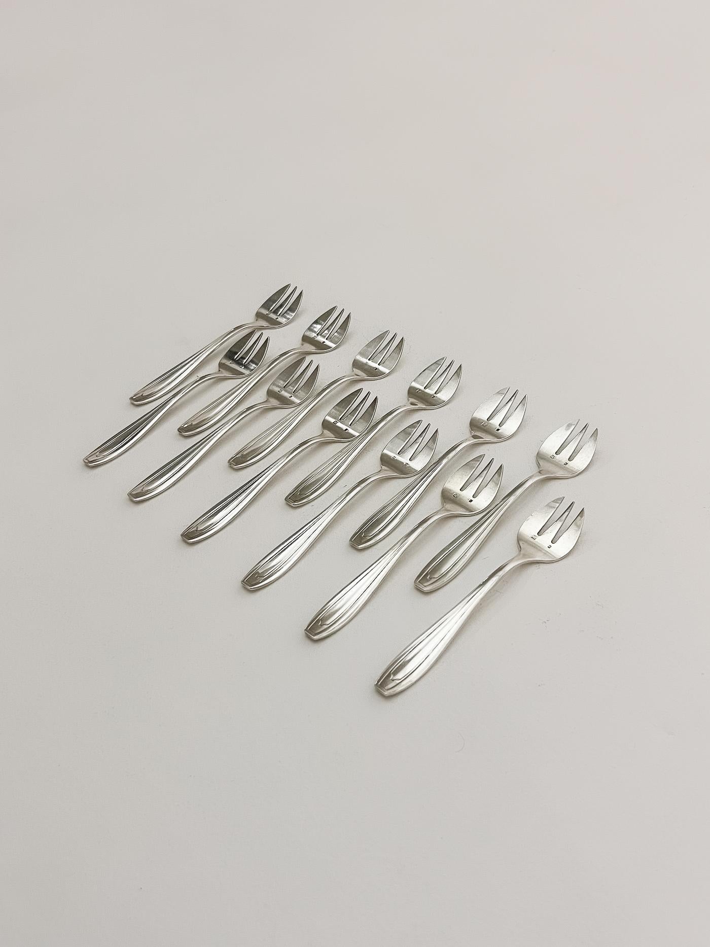 Set of 12 silver-plated oyster forks. Very good condition.
LP2131