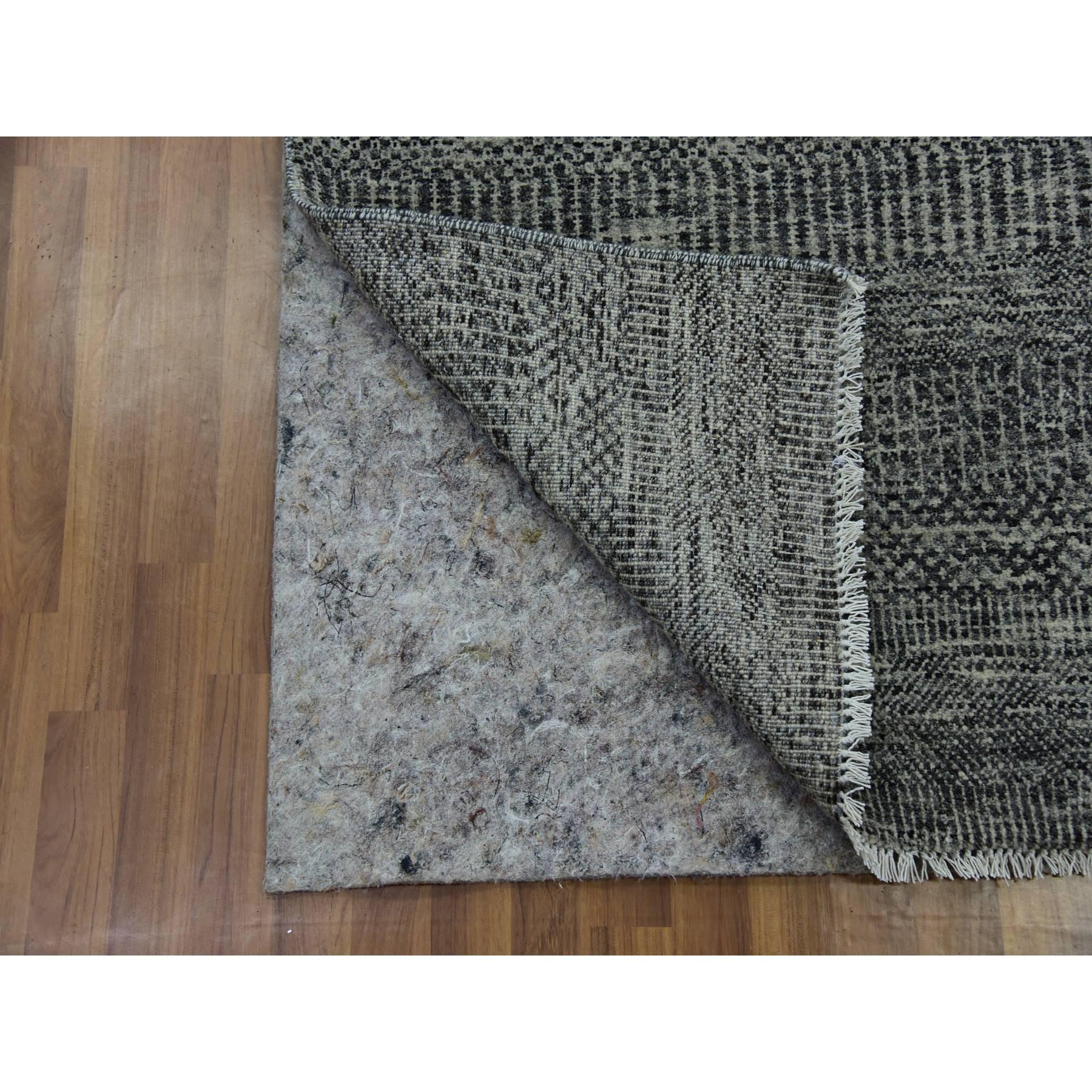 Moderno Tappeto orientale Oyster Gray annodato a mano in lana non colorata con design moderno a erba XL Runner in vendita
