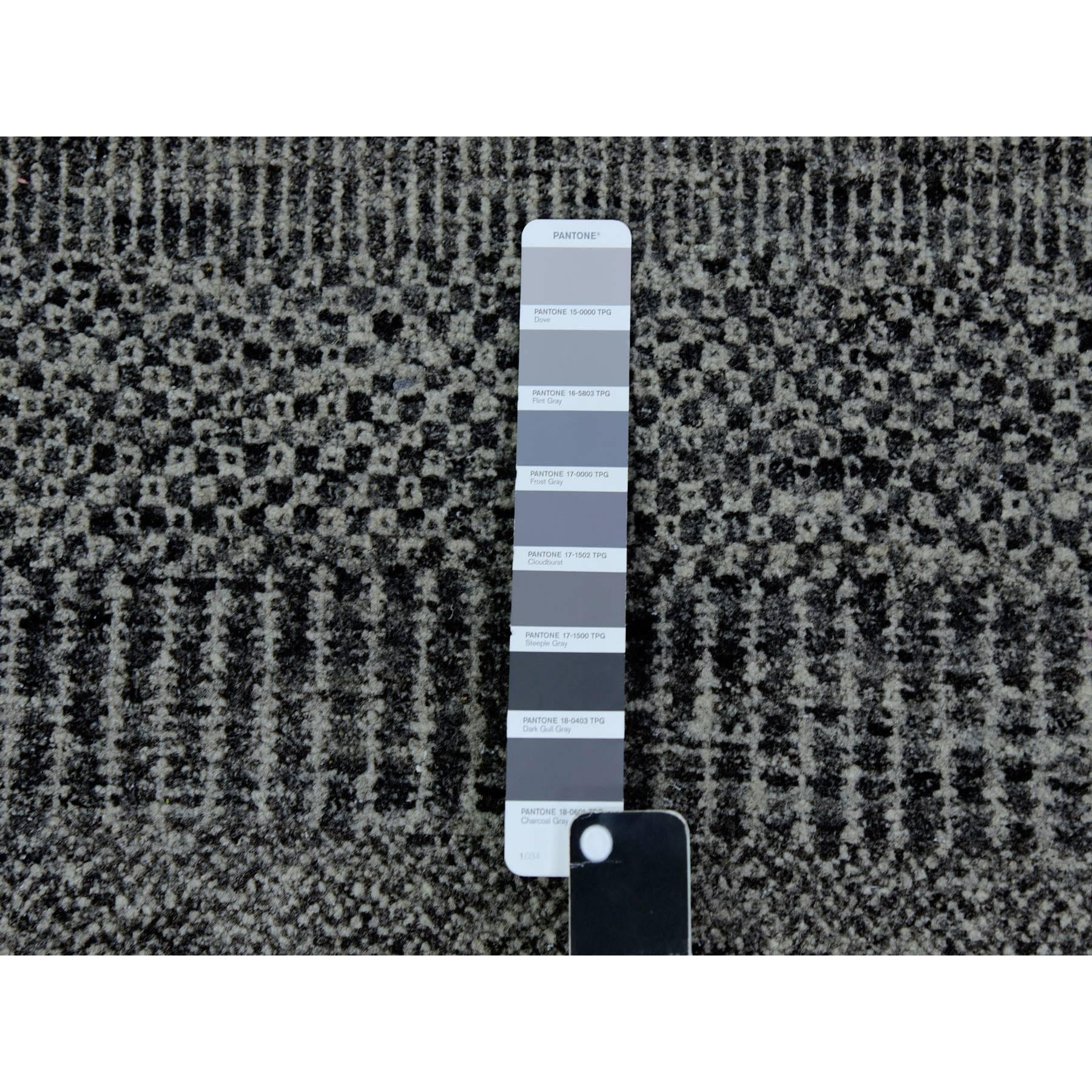 Indiano Tappeto orientale Oyster Gray annodato a mano in lana non colorata con design moderno a erba XL Runner in vendita