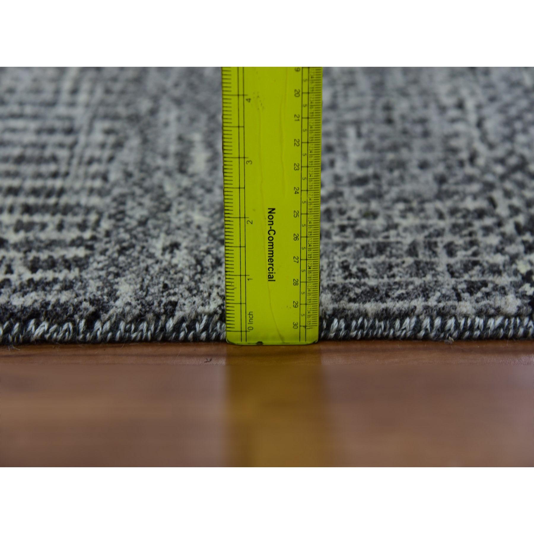 Tappeto orientale Oyster Gray annodato a mano in lana non colorata con design moderno a erba XL Runner In condizioni Nuovo in vendita a Carlstadt, NJ
