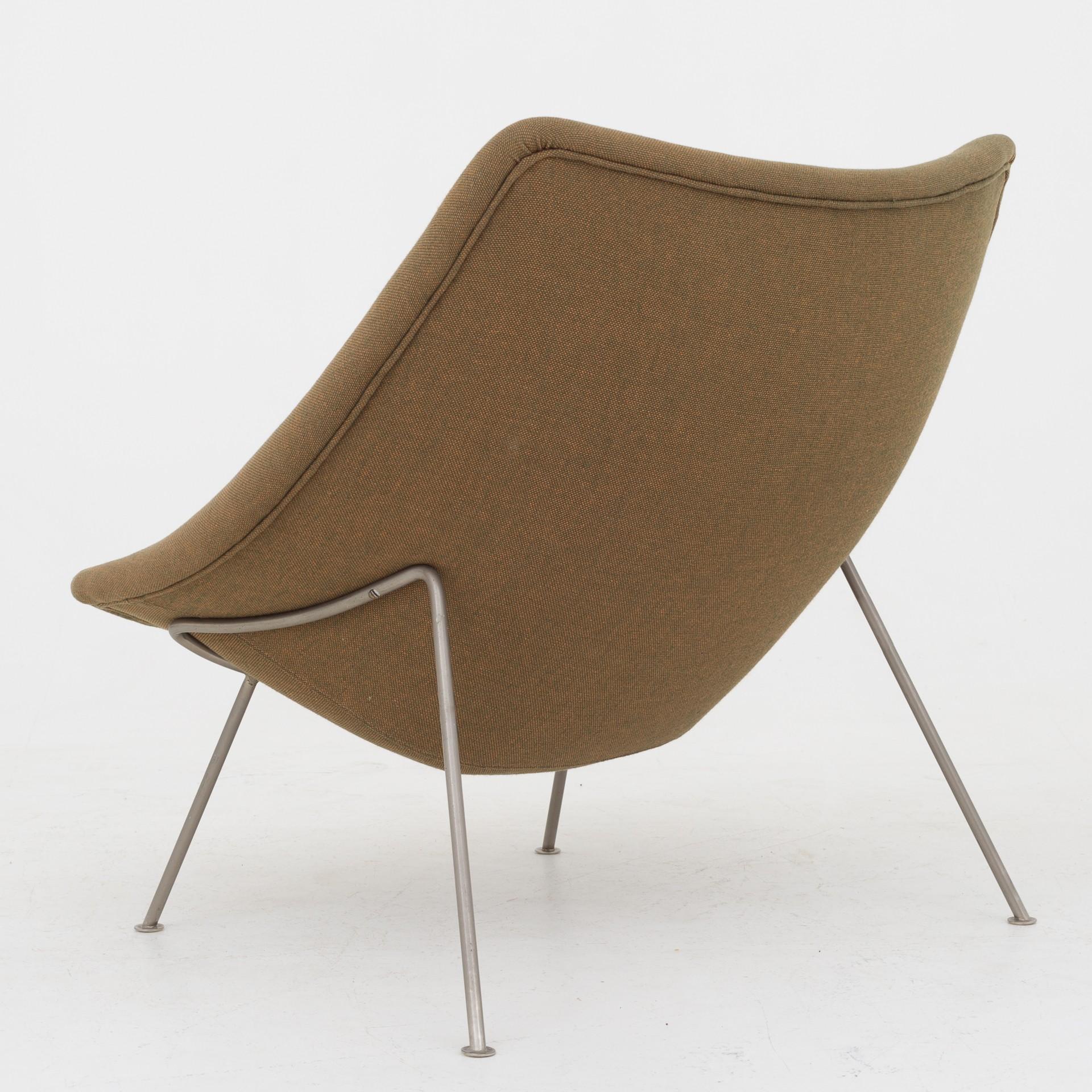 'Oyster' lounge chair in wool and legs of steel. Maker Artifort.