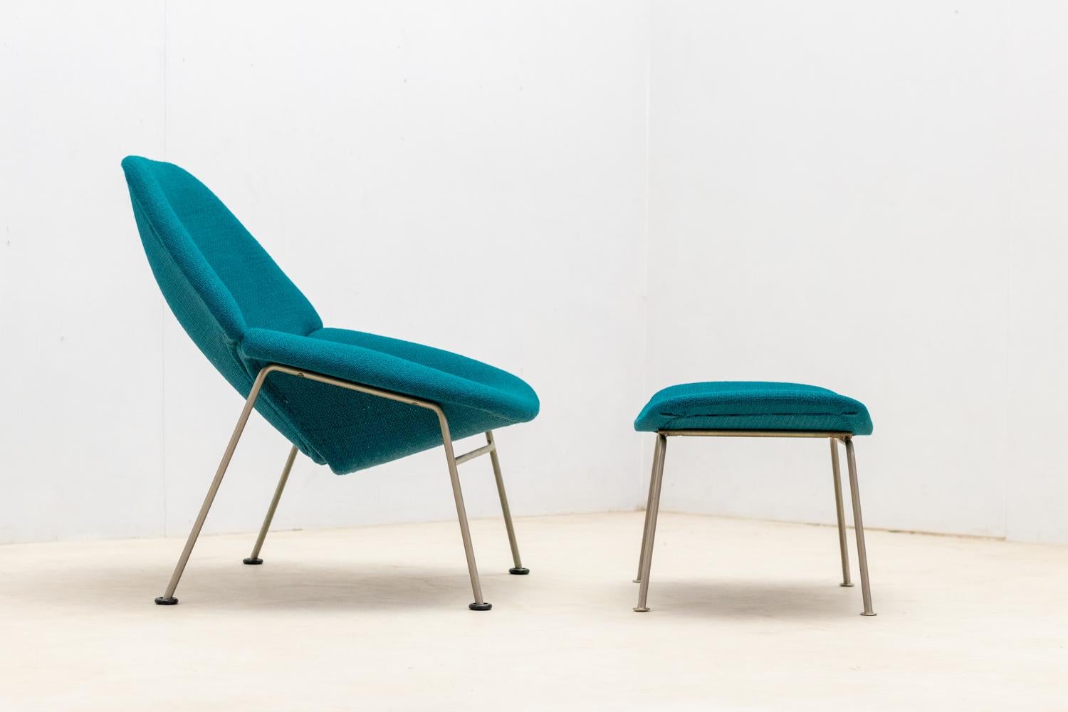 1. Auflage  Oyster Sessel (Modell F555)  entworfen von dem Franzosen Pierre Paulin und 1958 von Artifort eingeführt. 

Der Sessel wurde neu gepolstert.
Schöner Vintage-Zustand.

Preis für ein Set : Sessel und seine Ottomane.

2 Sets verfügbar