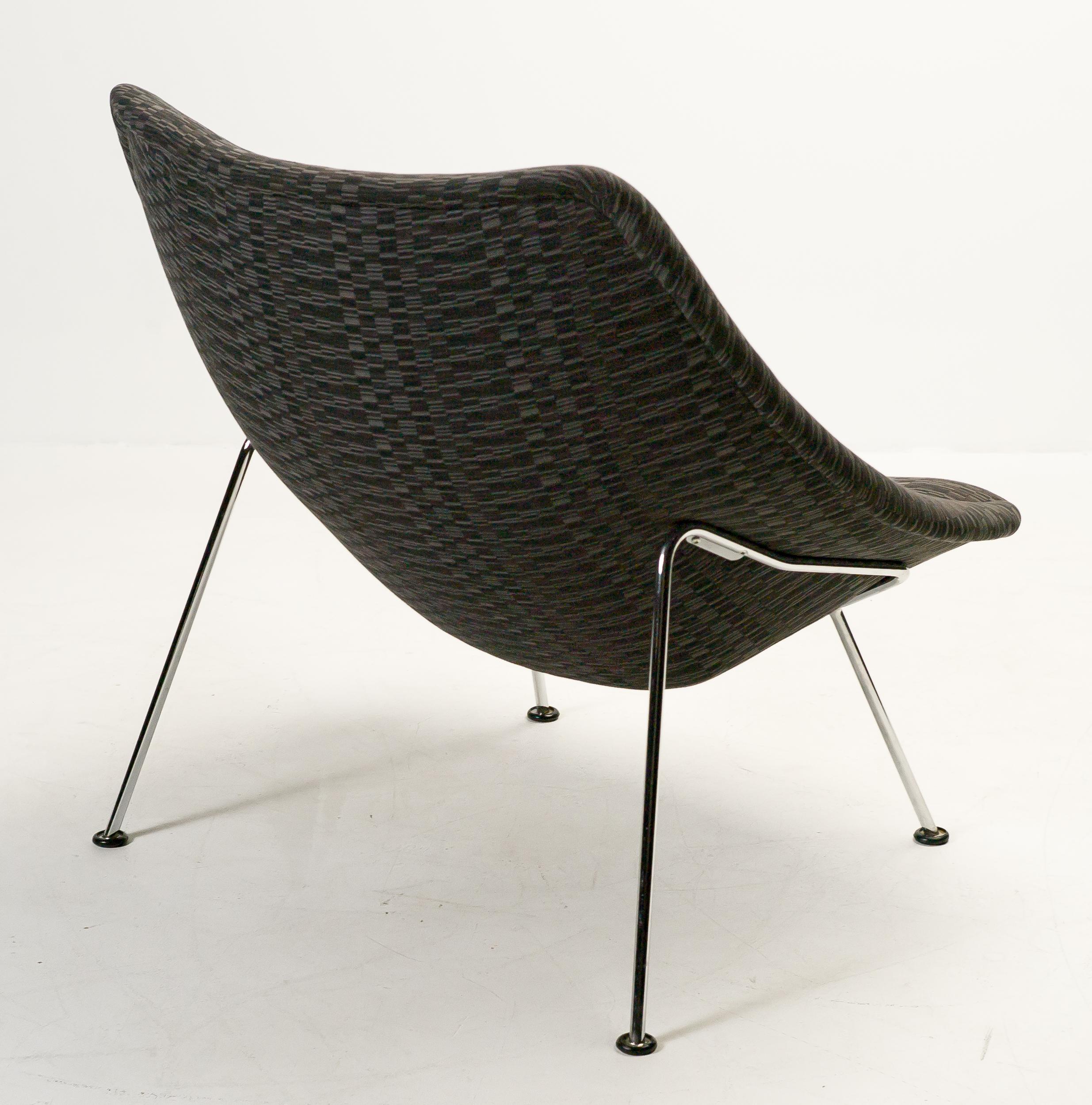 Large version of the Oyster lounge chair designed by Pierre Paulin for Artifort.
The slim lines of the chrome base give this large chair a light appearance.
It was given new foam and reupholstered in a fabric with typical 1950s pattern six years