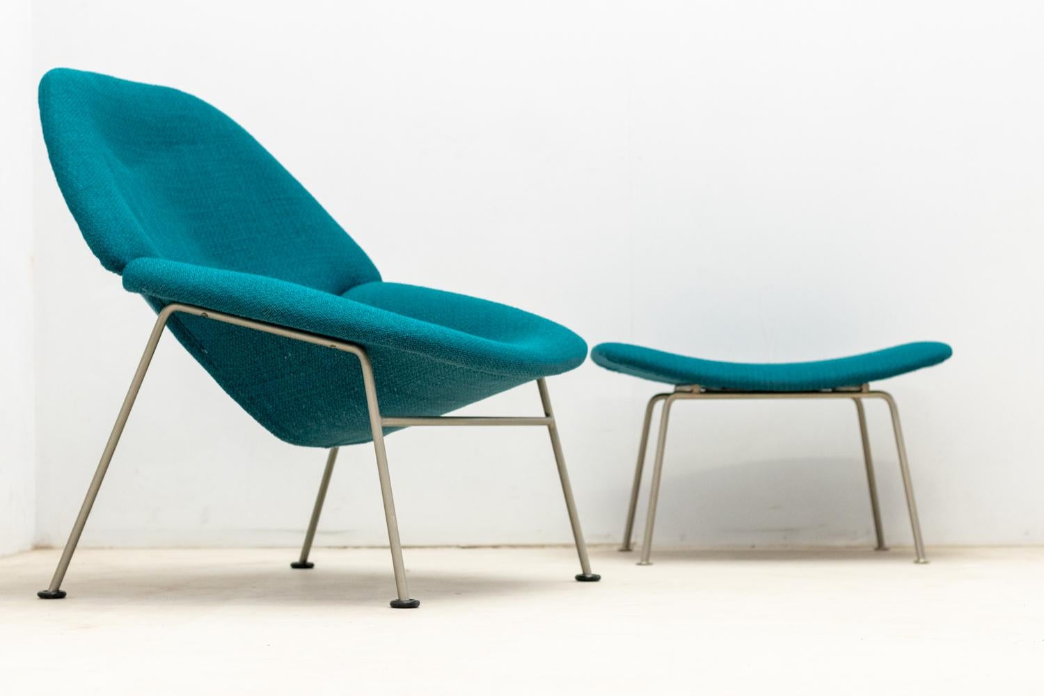 Fabric F555 Lounge Chair by Pierre Paulin for Artifort For Sale