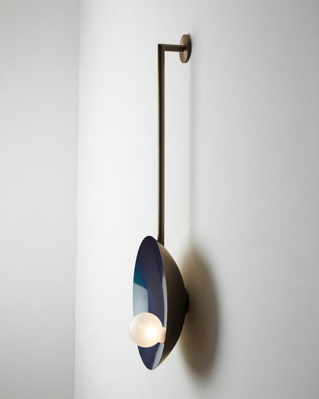 Oyster Midnight Blue and Brushed Bronze Wall Mounted Lamp With Rod by Carla Baz In New Condition For Sale In Geneve, CH