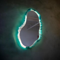 Oyster Mirror in Aqua von Courtney Kinnare, Recycelter Kunststoff, Holz, LED, Spiegel