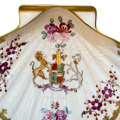 Piatto da portata a forma di ostrica o conchiglia con stemma, Limoges Francia, 1900