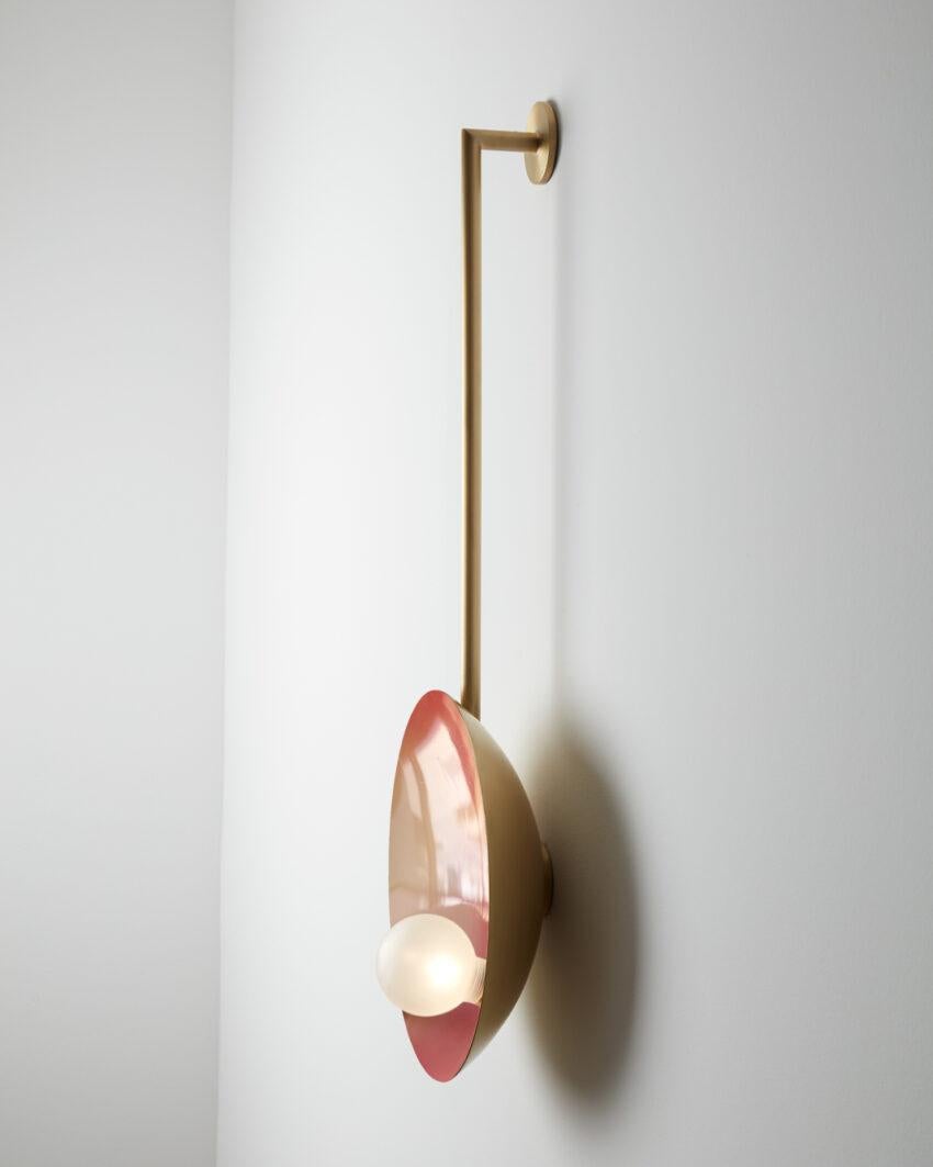 Oyster Peach and Brushed Brass Wall Mounted Lamp With Rod by Carla Baz In New Condition For Sale In Geneve, CH