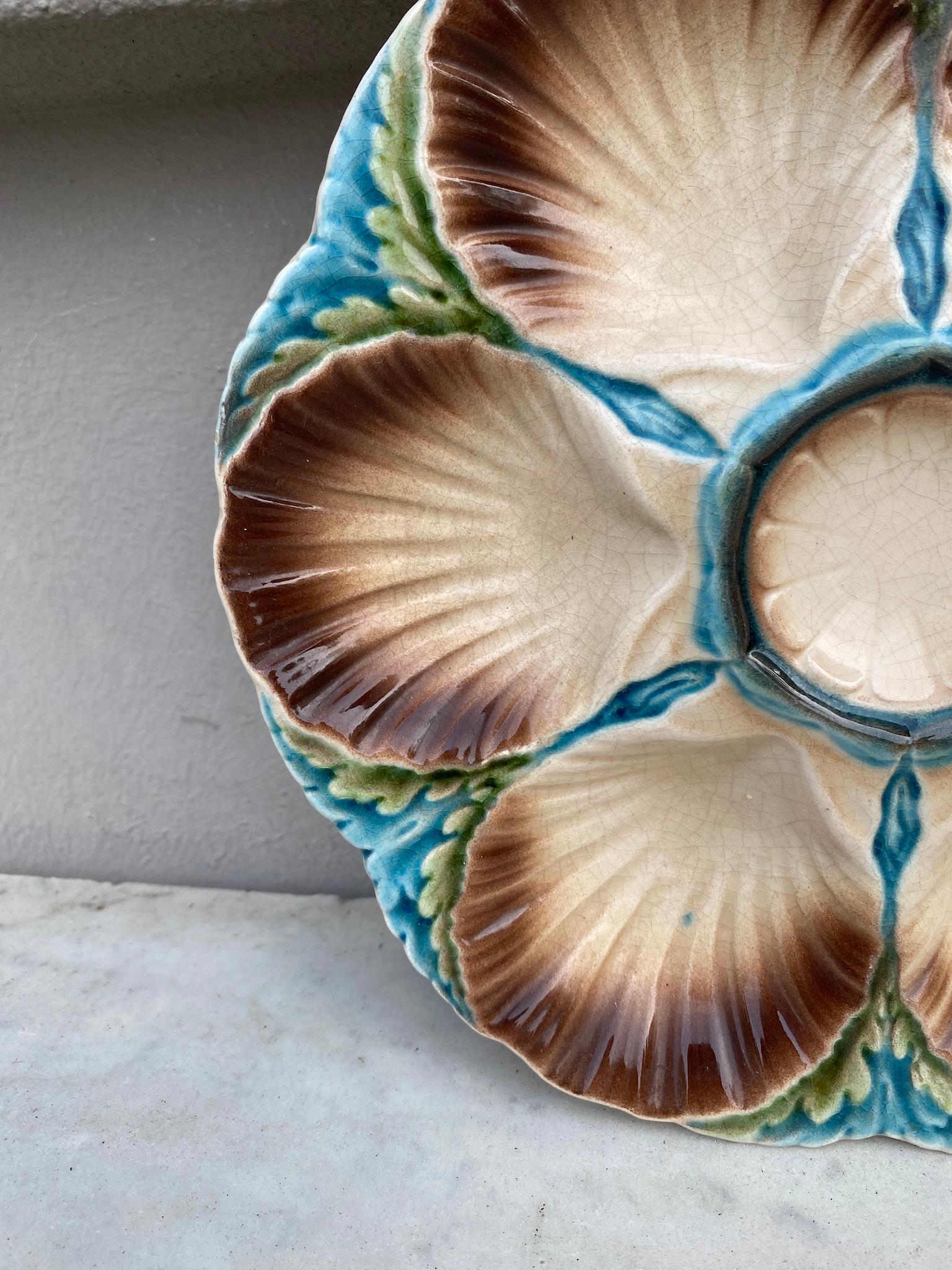 Majolica oyster plate Sarreguemines, circa 1890.
6 Shells and space for the lemon on the center.