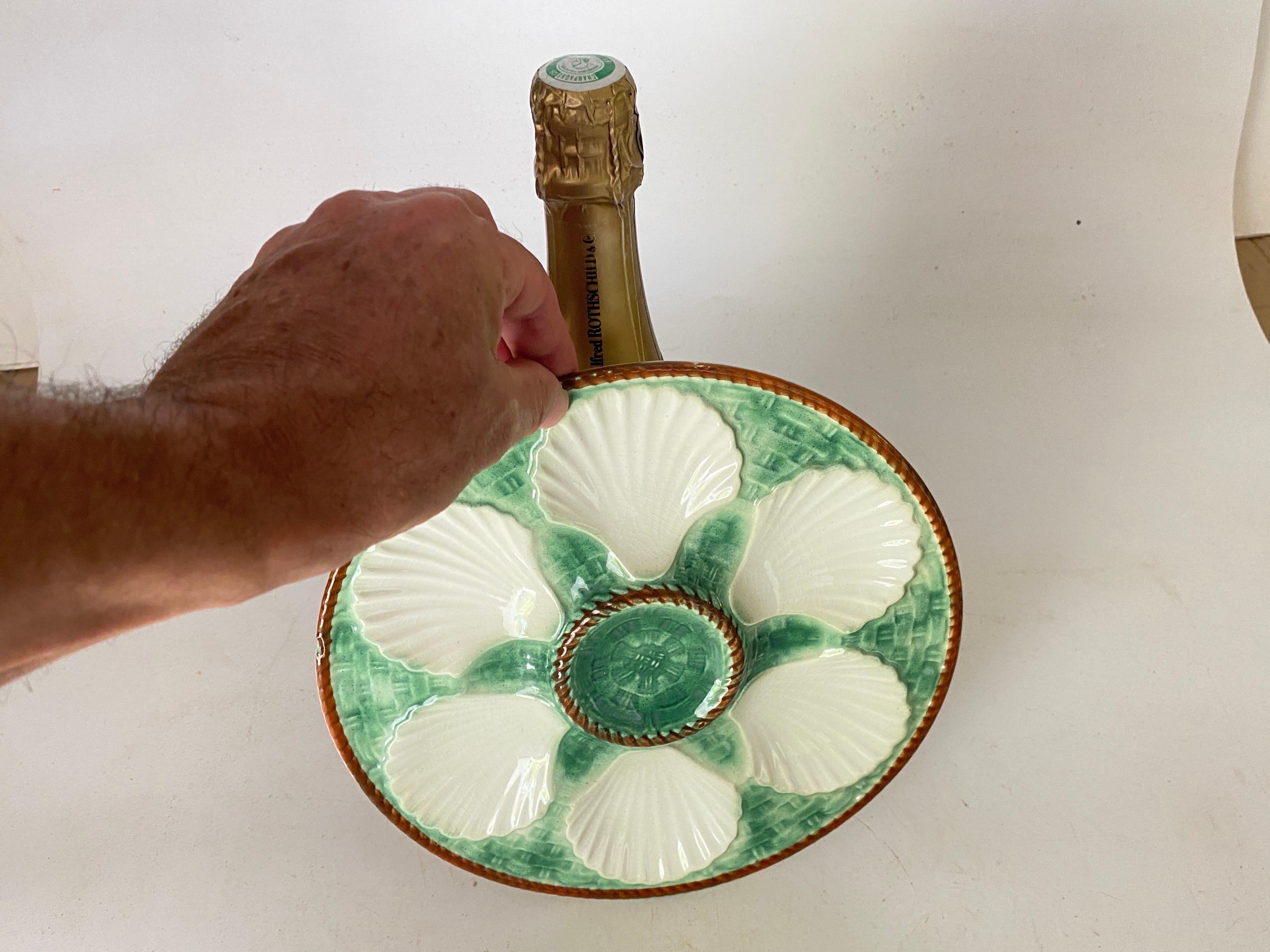Oyster plate in Majolica, in white and Green color.
France, 19th century.
 