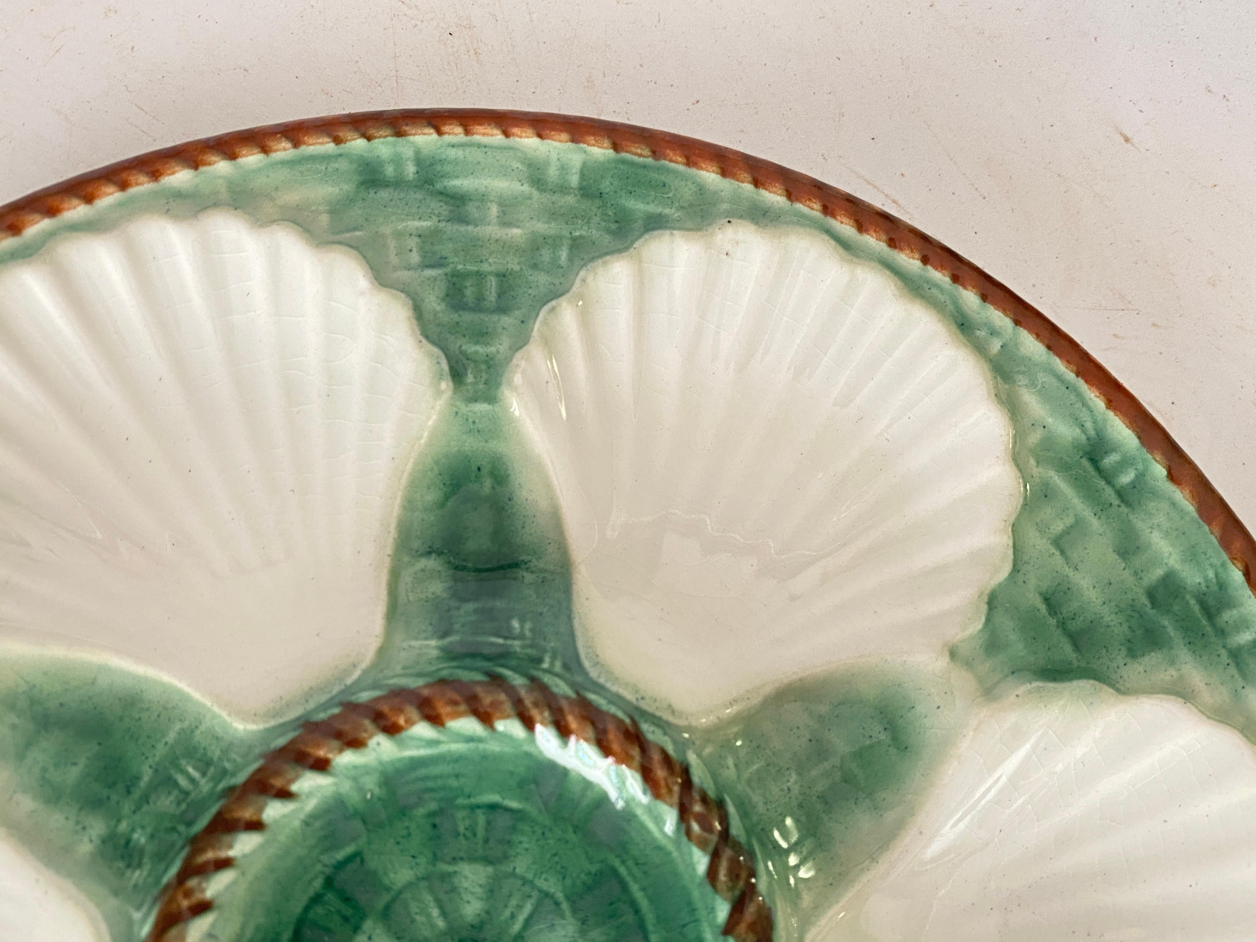 Hand-Painted Oyster Plate in Majolica Green and White Color, 19th Century, France For Sale