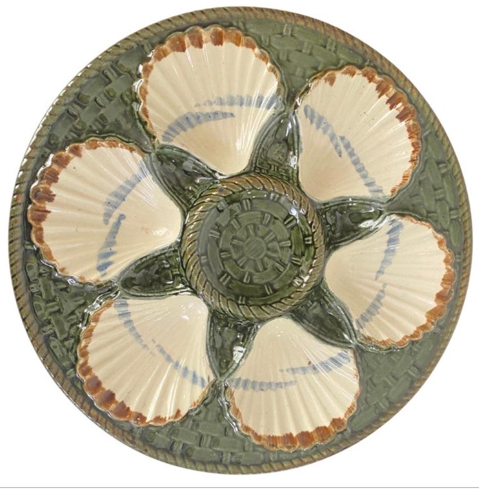 Oyster plate in Majolica, in white and Green color.
France, 19th century.
Circa 1890 signed Longchamp.