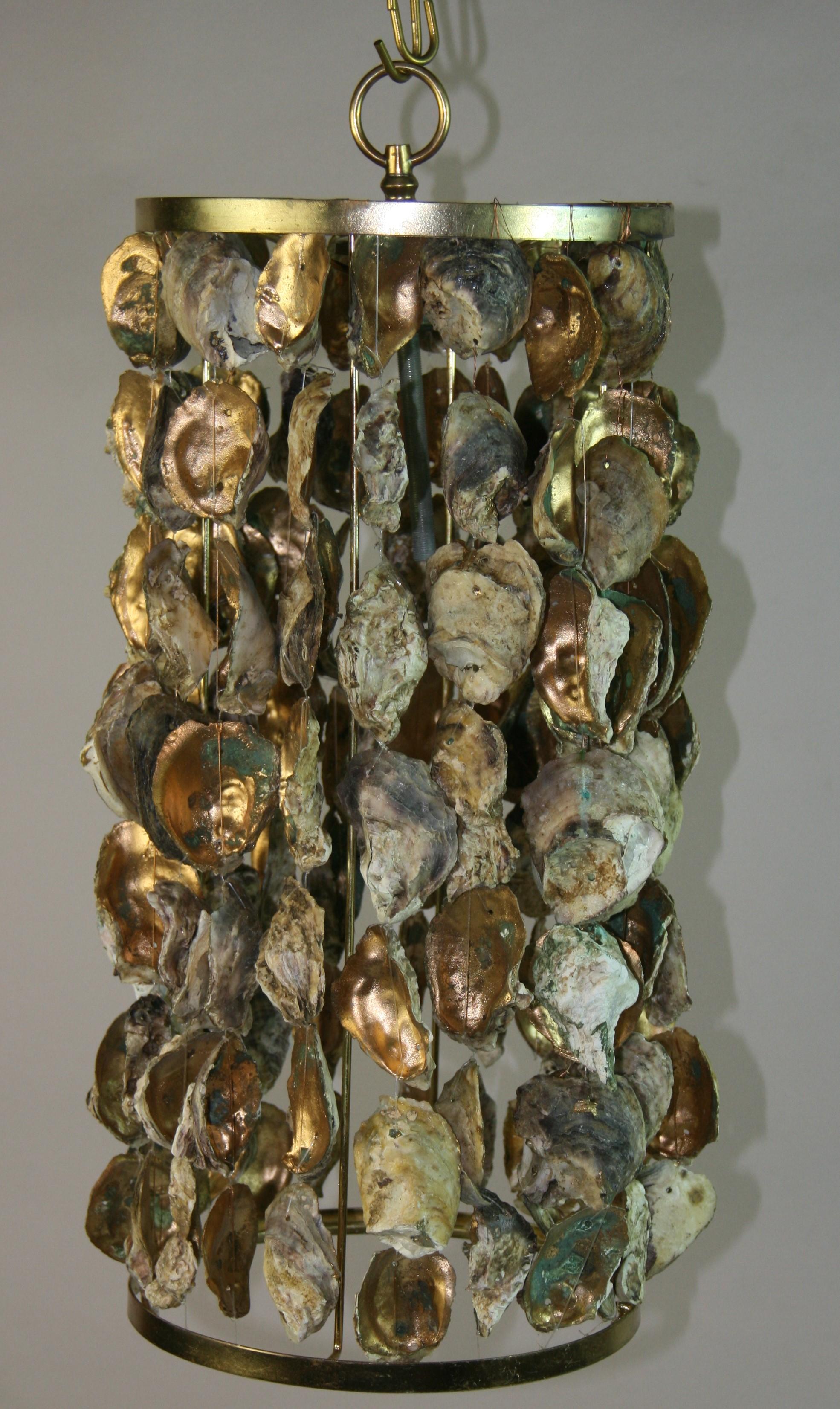 1681 Lampada a sospensione fatta a mano con guscio di ostrica
Ha tolto una lampadina a base di Edison